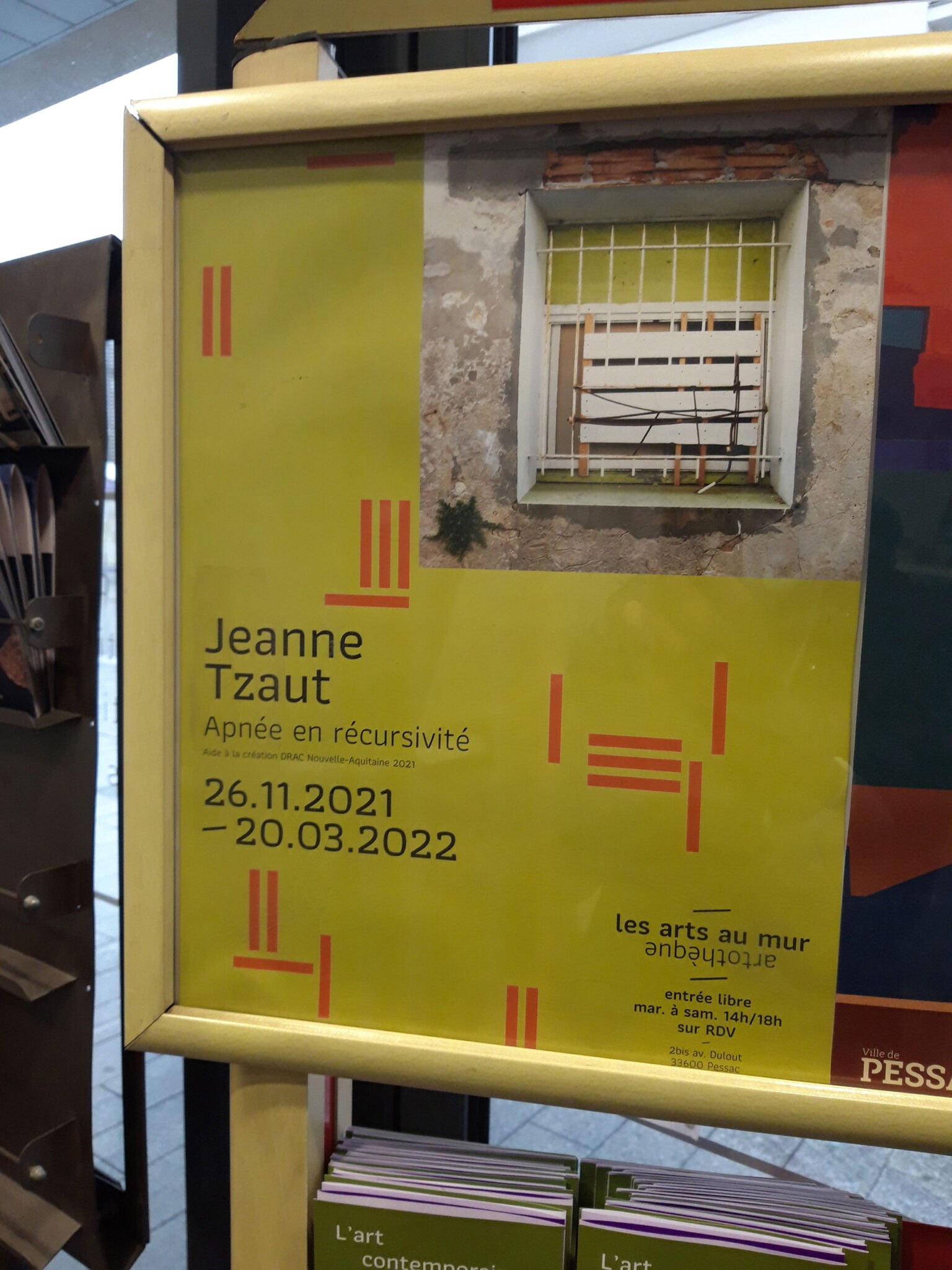 Son exposition “Apnée en récursivité” se veut reproduire le sentiment et les images que nous avons de la ville.