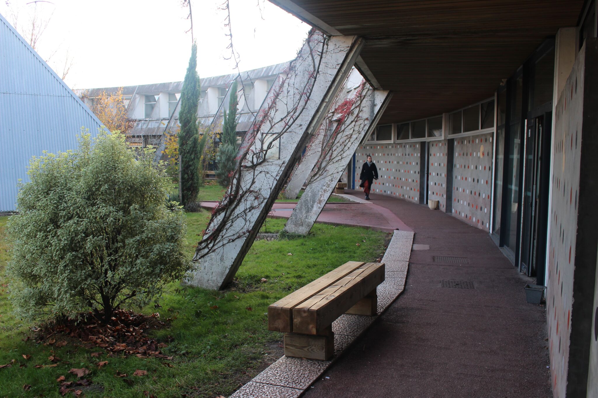 Les séances de travail ont lieu à l’école d’architecture de Bordeaux. Le projet devrait se concrétiser par un bâtiment d’environ 100 m² au campus de Talence dès 2023 avant, peut-être, d’être répliqué en d’autres endroits.