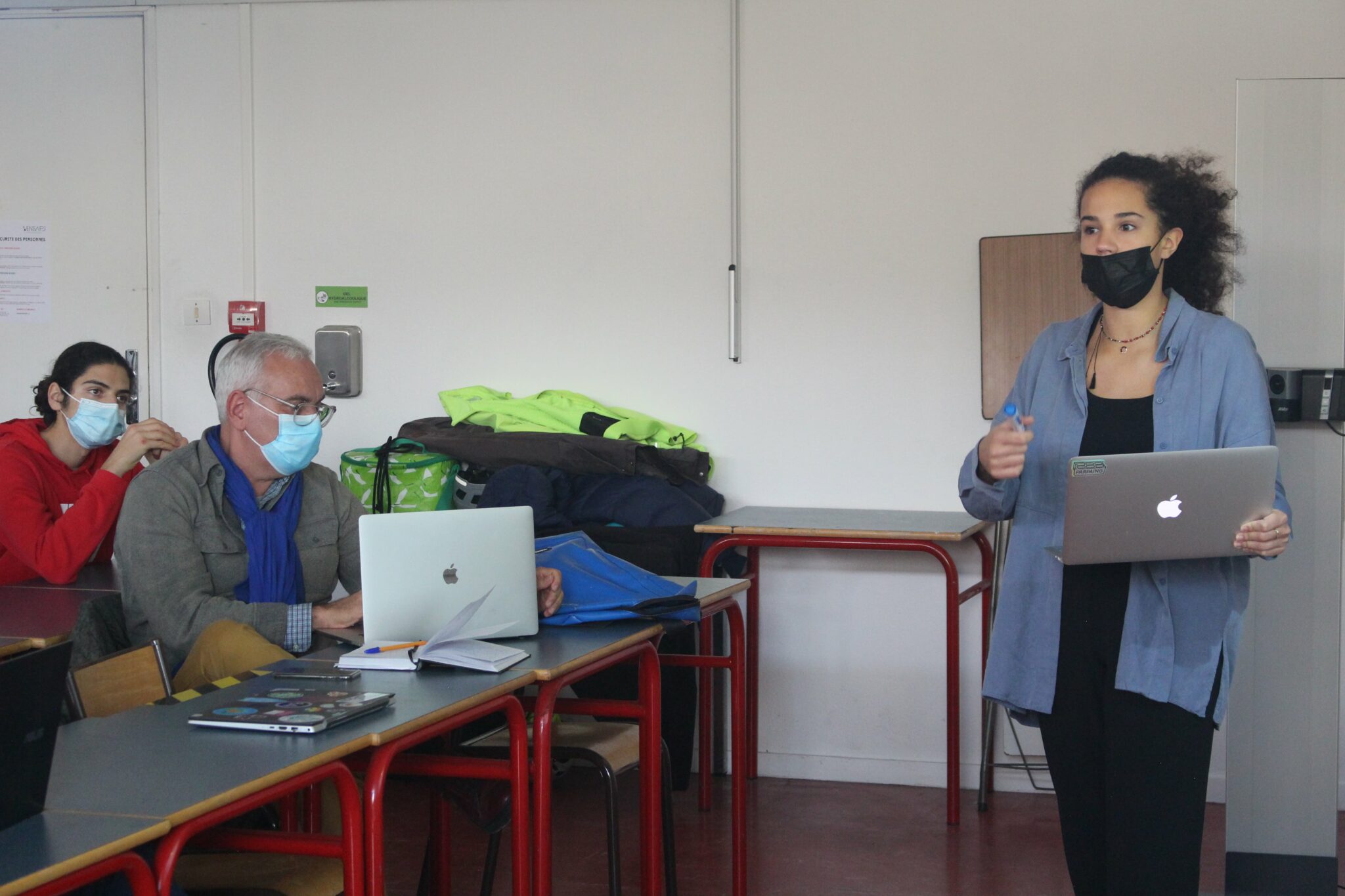 Étudiant.es et chercheur.es se retrouvent un après-midi par semaine pour présenter l’avancée de leurs recherches et en discuter ensemble au cours de concertations, les « ateliers ».