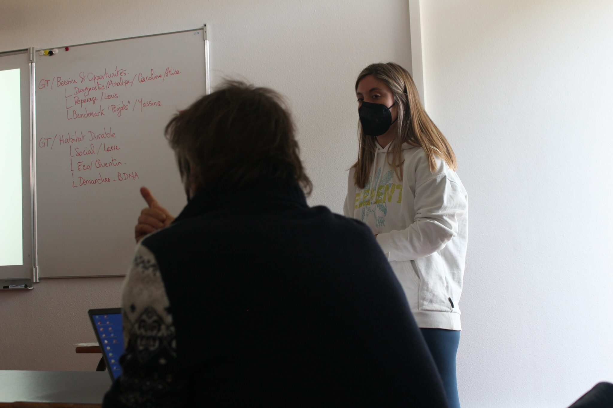 Les chercheur.es commentent et accompagnent les étudiant.es. En tant que garant.es du projet, ils suivent de près ce projet pédagogique et participatif unique en son genre.