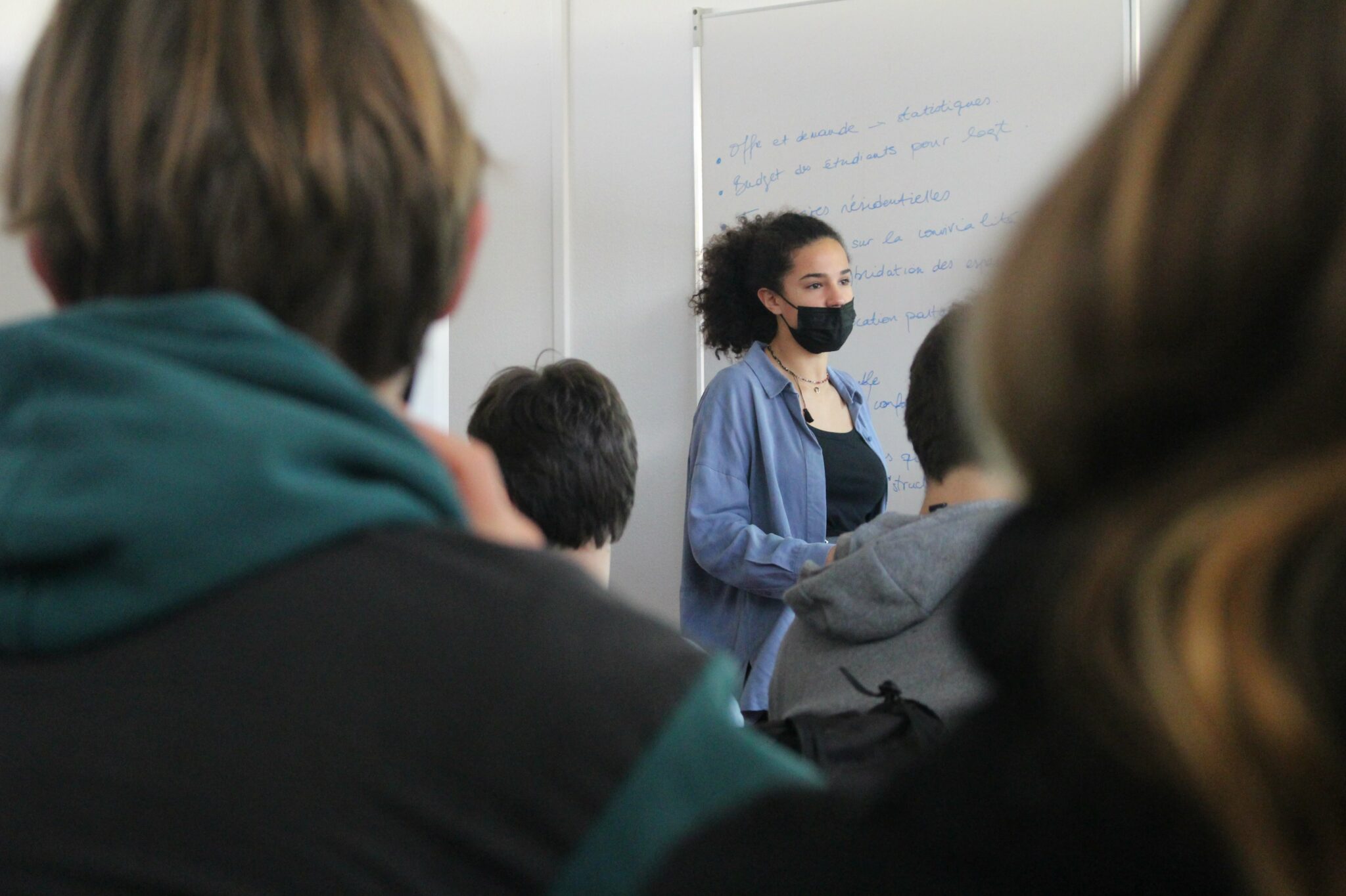 Issu.es de formations variées (architecture, sciences politiques, ingénierie...), les étudiant.es réuni.es travaillent en petits groupes à une redéfinition du logement étudiant.