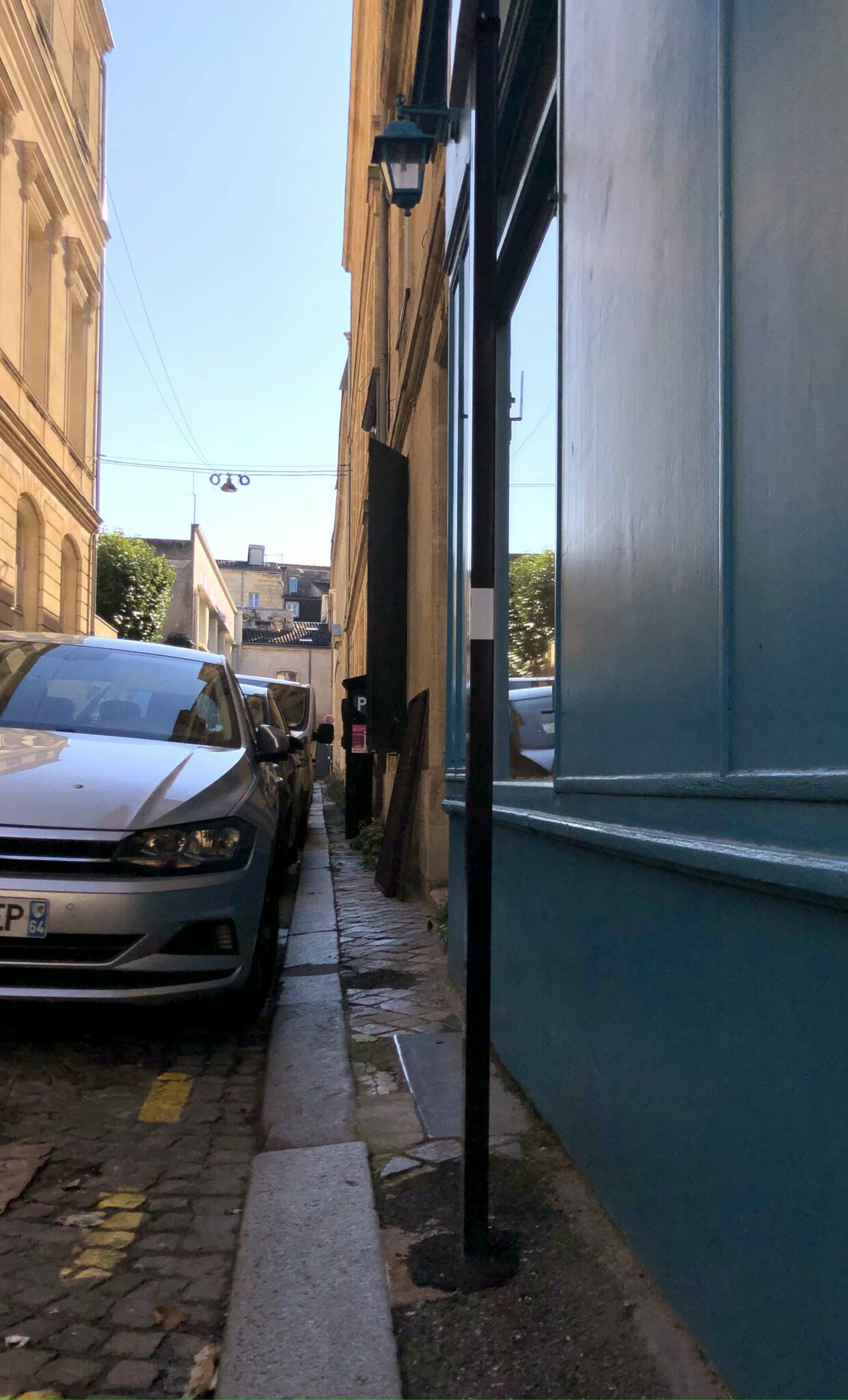 La ville de Bordeaux comporte de nombreux trottoirs étroits et biscornus. Dans un rapport d’étude de juillet 2009, l’agence d’urbanisme Bordeaux métropole aquitaine (A’URBA) rappelle que les trottoirs doivent êtres larges d’au moins 1,40 m, norme essentielle “pour que les personnes en fauteuil roulant ou avec cannes n’aient d’autre choix que de circuler sur la chaussée”, et pour pouvoir installer des rampes.