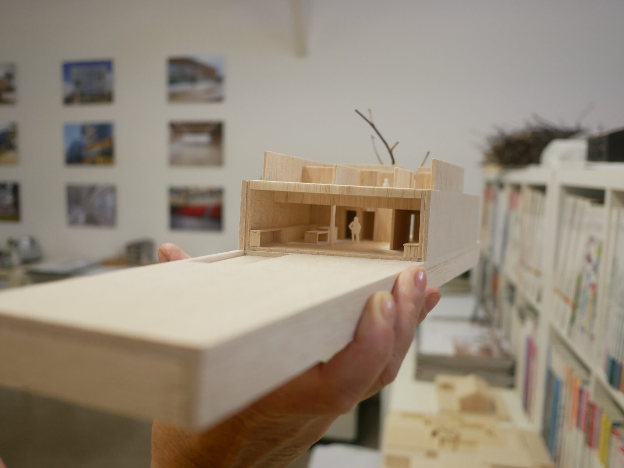 Aujourd’hui, la maison individuelle est souvent considérée comme la demeure idéale. Dans l’atelier Brachard de Tourdonnet, à Bordeaux, les architectes réfléchissent à sa construction en élaborant des maquettes conformes aux plans établis.