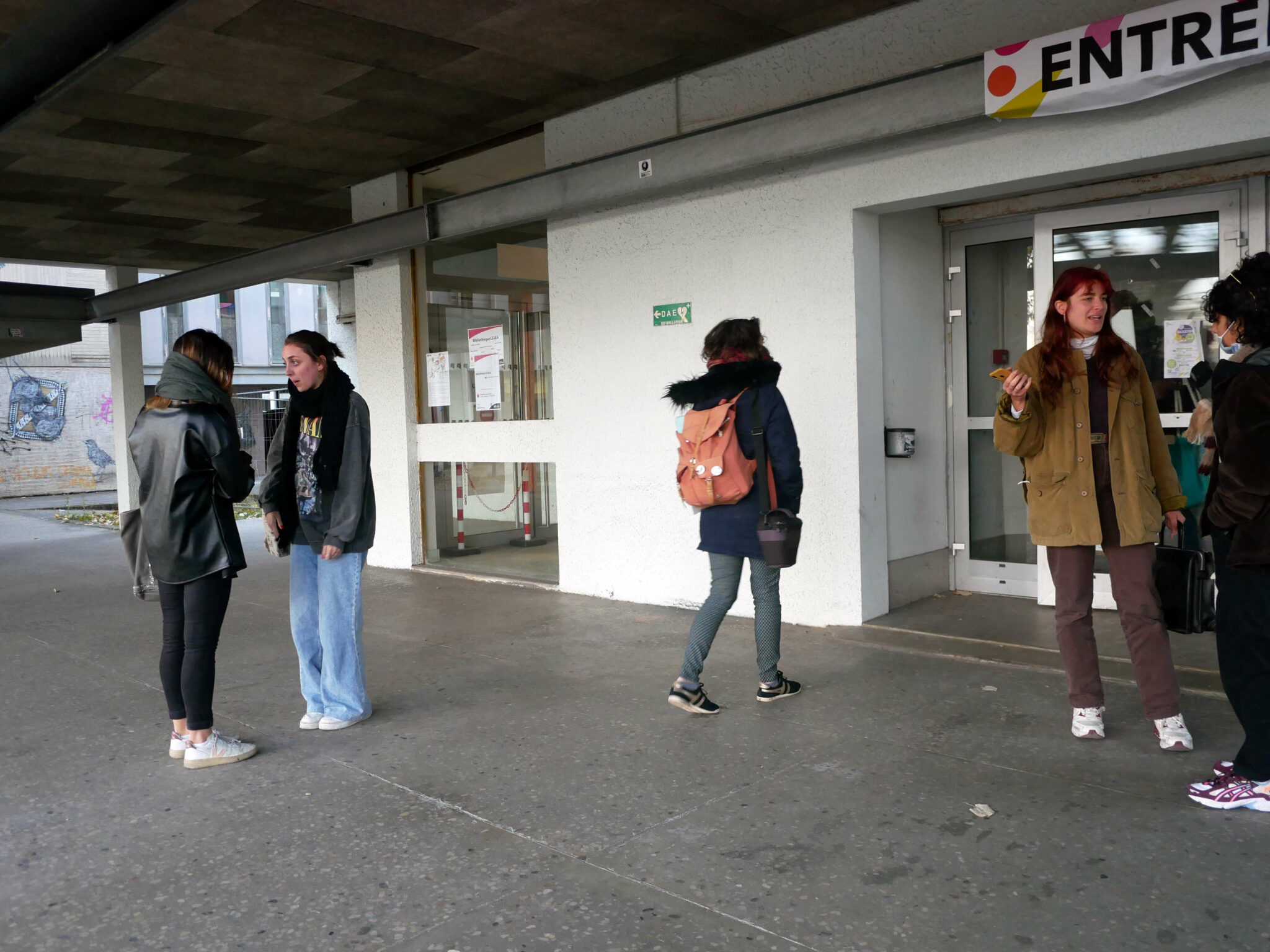 Cette étudiante, seule dans les allées de l’Université Bordeaux Montaigne, illustre une des conséquences possibles du harcèlement : l’isolement. Le harcèlement se définit comme une violence répétée dans le temps. La plupart du temps, il se construit sur un rejet des différences.