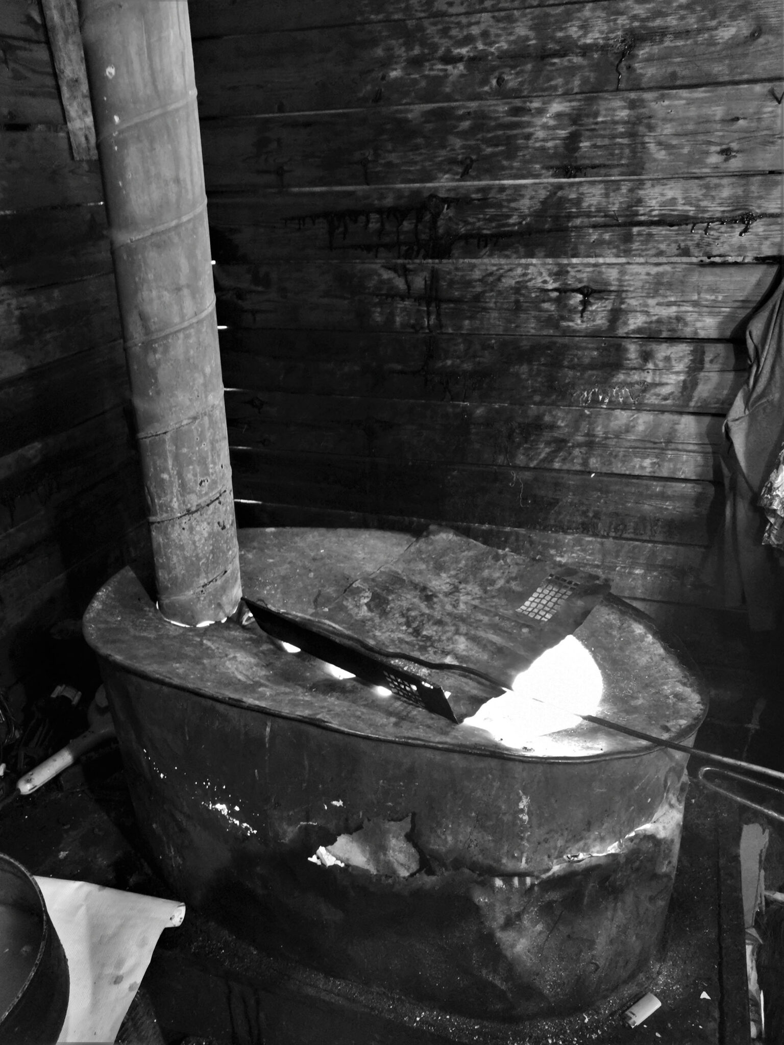 La famille Stănescu Mures se chauffe grâce à un poêle à bois qui dégage une grosse chaleur. Mais il est en piteux état et est troué à plusieurs endroits, ce qui dégage des fumées toxiques.