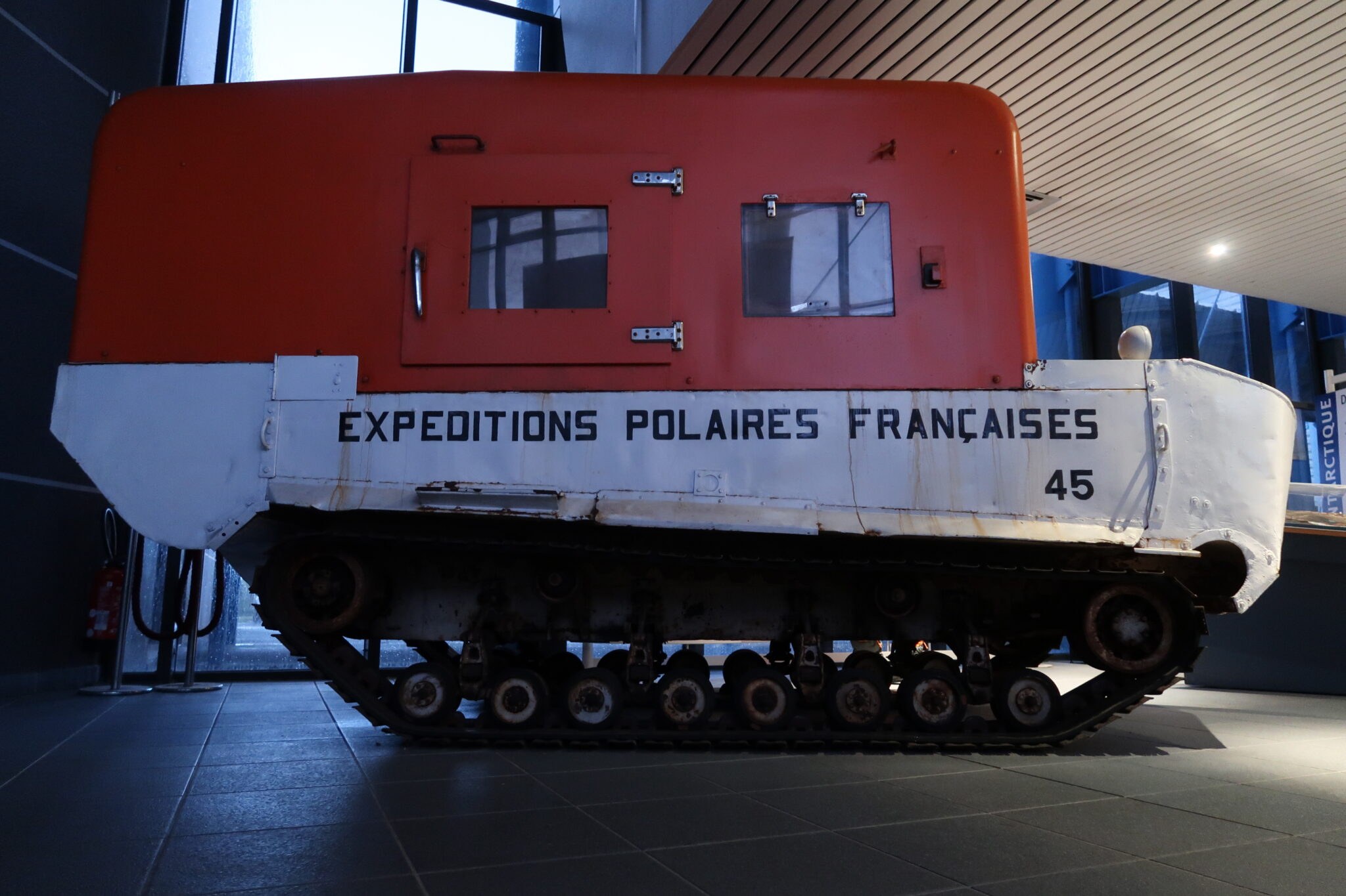 Les Expéditions polaires françaises ont organisé la recherche scientifique en Arctique et en Antarctique entre 1947 et 1992. Elles ont ensuite fusionné avec la Mission de recherche des Terres australes et antarctiques françaises. C’est pourquoi l’Institut polaire français Paul-Émile Victor gère des projets scientifiques dans les îles subantarctiques françaises, c’est-à-dire les îles Kerguelen, les îles Crozet, les îles Saint-Paul et Amsterdam, toutes situées au sud de l’océan Indien.