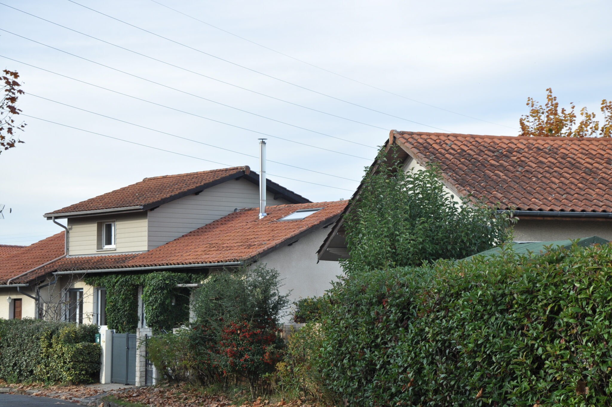 Plus récent que les échoppes, le quartier de la Cité des Castors est constitué de plusieurs maisons individuelles construites en 1948 par le collectif des Castors Auto-Constructeurs, qui valorisait le travail sur le chantier des membres du collectif, en leur permettant d’accéder à un logement.