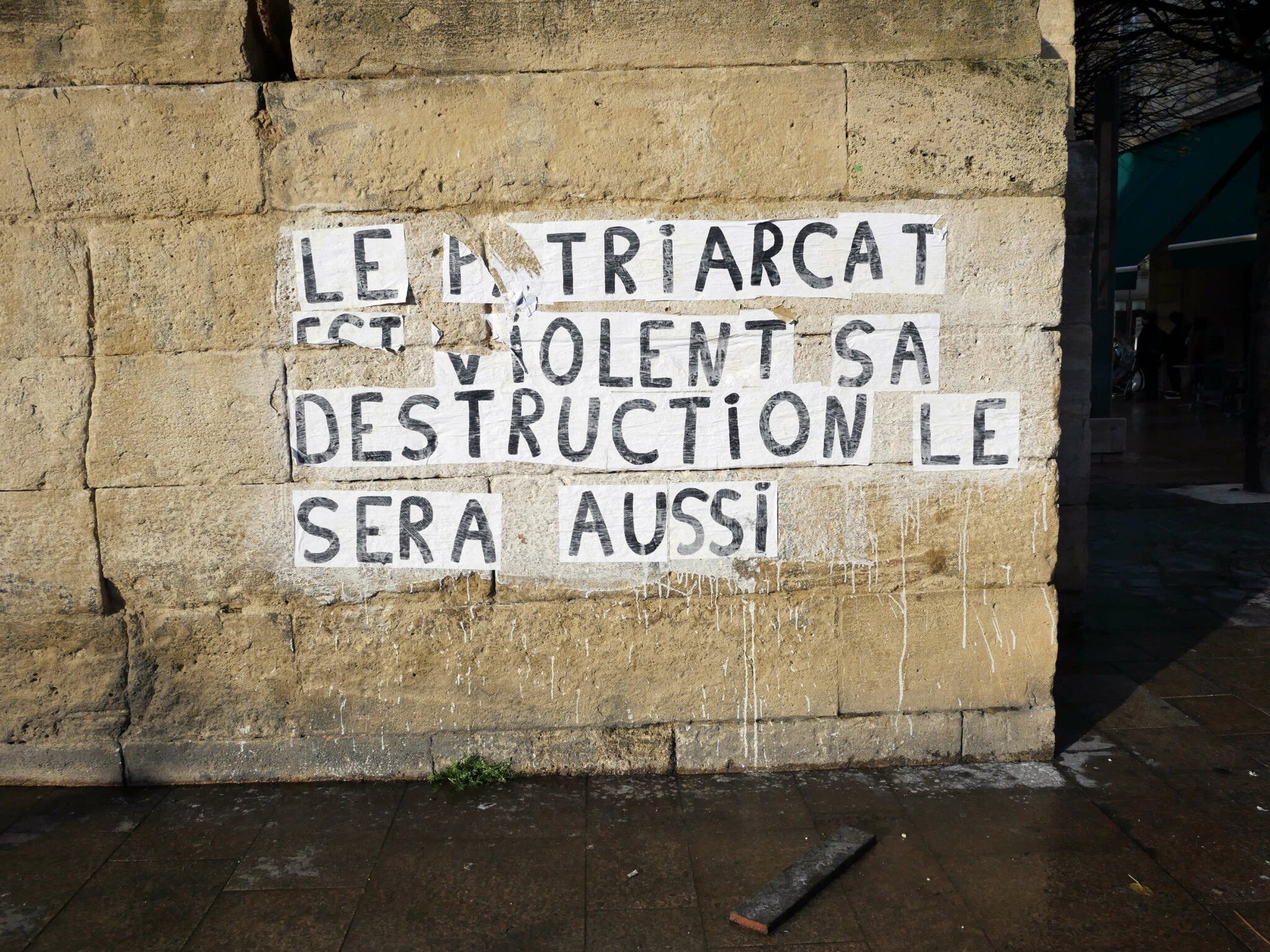 “Le patriarcat est violent, sa destruction le sera aussi.” En faisant appel à la violence dans les collages, les mouvements féministes affirment leur pouvoir dans cette lutte contre la norme patriarcale. Les colleuses sont déterminées à lutter et pourraient même avoir recours à la violence physique.