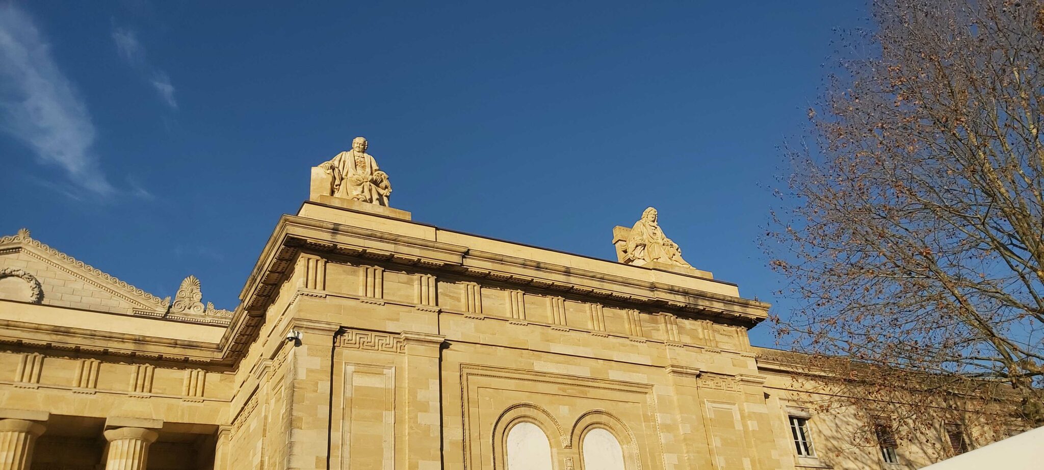 Le palais de justice de Bordeaux est surplombé de deux statues : Montesquieu, à gauche, et Michel de L’Hospital, à droite, qui ont respectivement été critique de l’ancien régime et partisan de la tolérance religieuse.