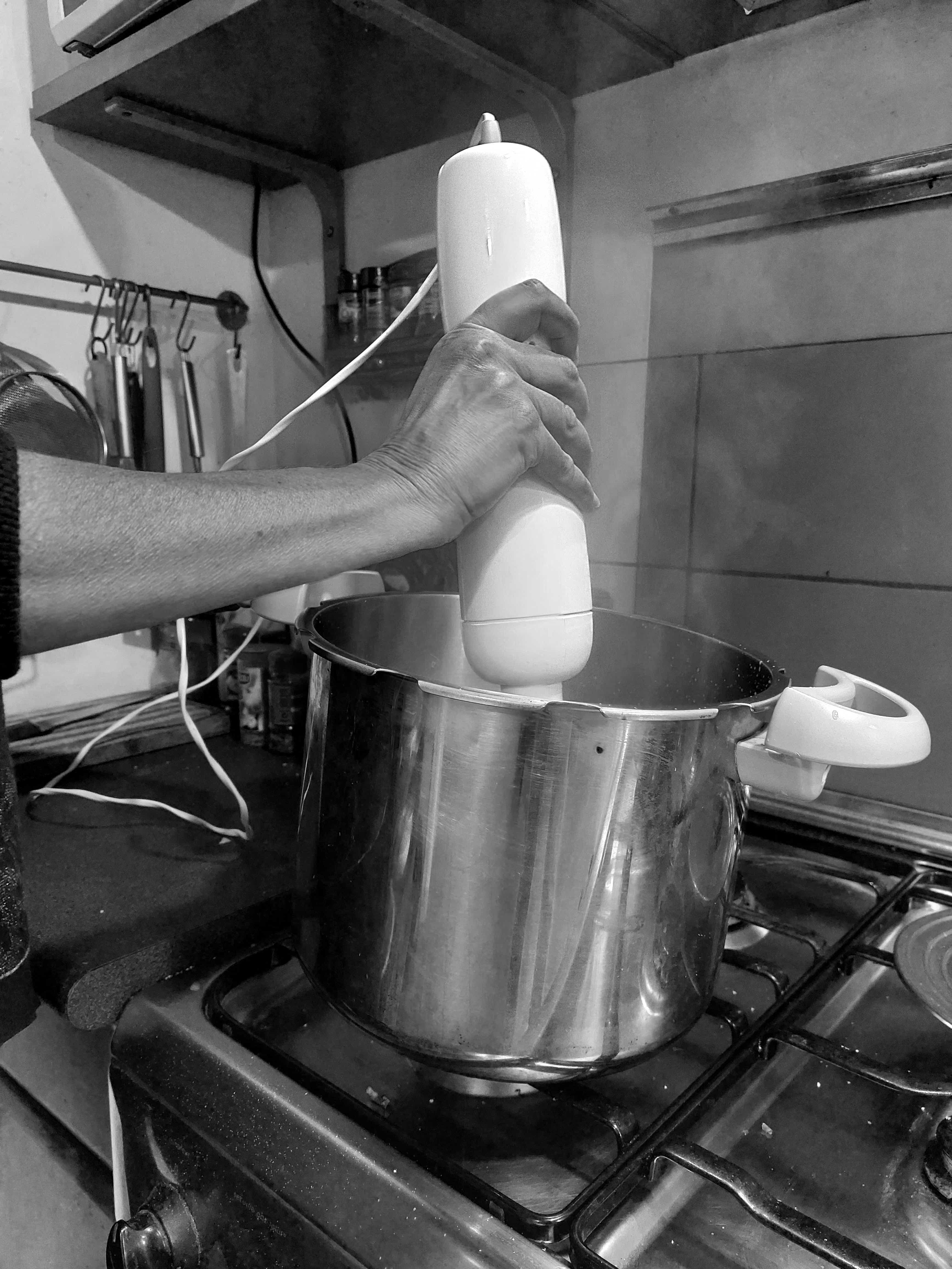 En 2010, les hommes ont passé en moyenne 24 minutes par jour à faire la cuisine contre 66 minutes pour les femmes, d’après le rapport de l’Insee “Le temps domestique et parental des hommes et des femmes : quels facteurs d’évolutions en 25 ans ?”, publié en 2015.