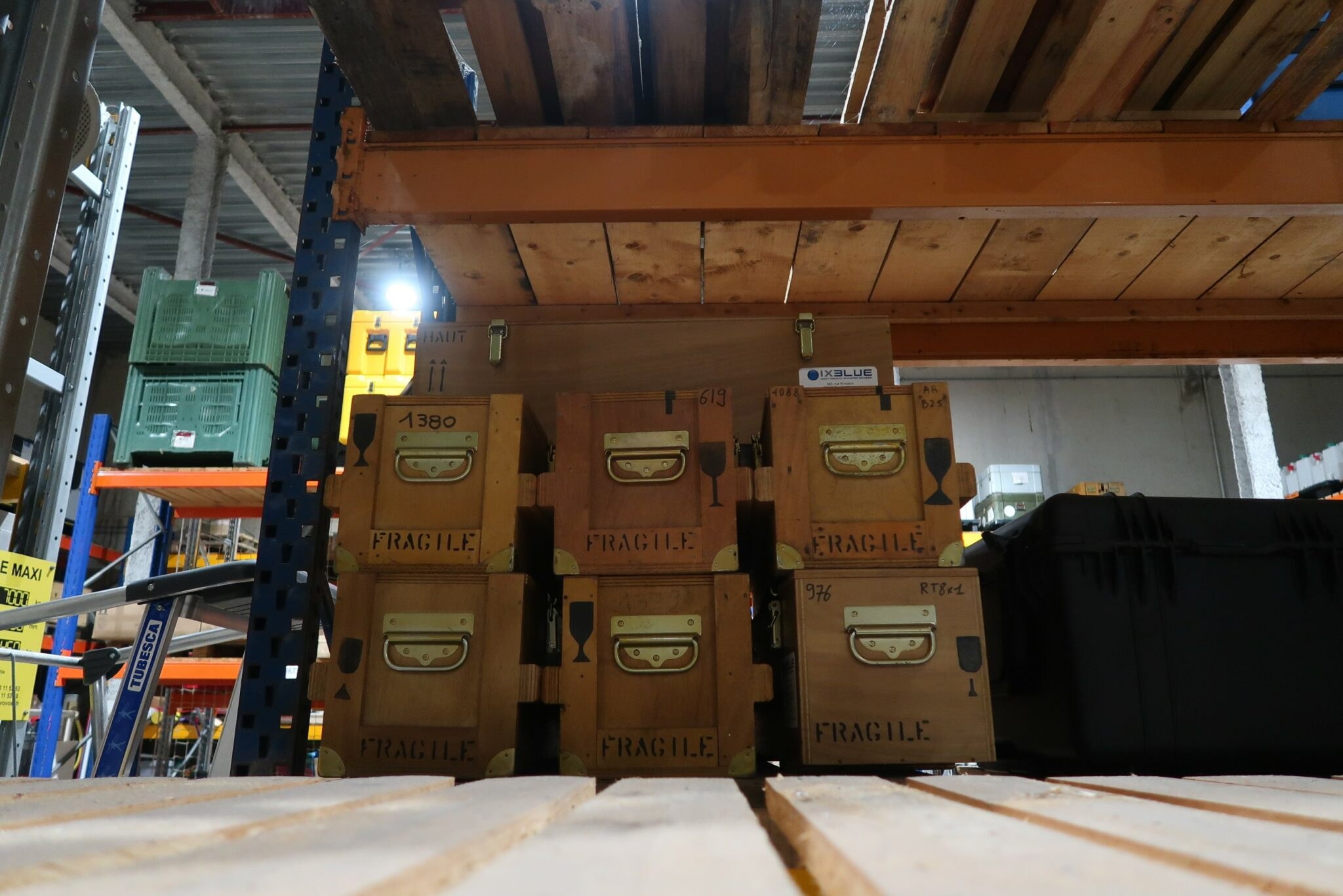 Auparavant, les carottes de glaces prélevées en Antarctique étaient transportées jusqu’en France dans ce type de boîtes en bois pour être étudiées. Aujourd’hui, elles sont acheminées dans des caisses isothermes, elles-mêmes stockées dans des conteneurs mis sous tension pour créer du froid en continu.