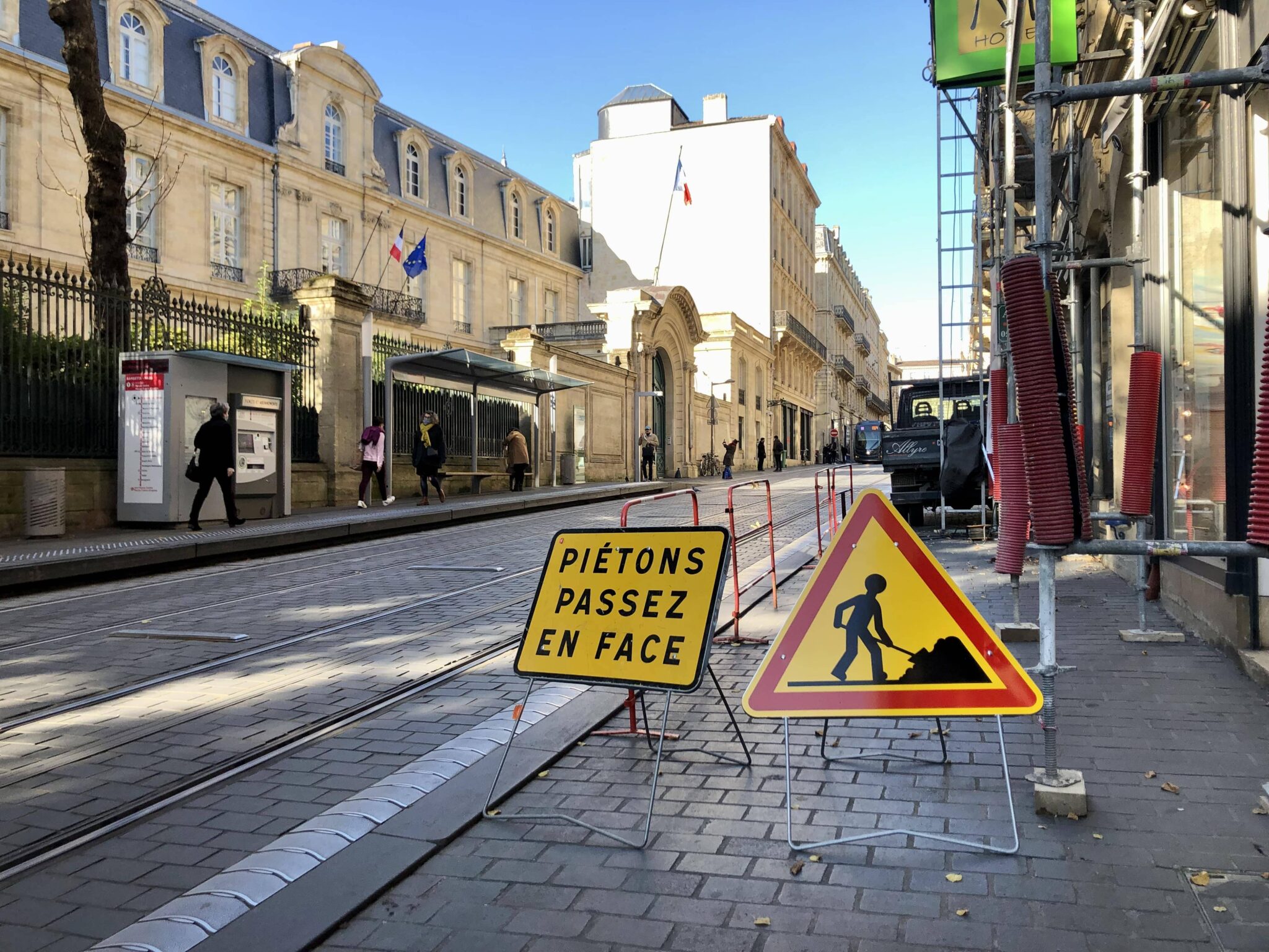 Quand elles doivent utiliser la chaussée en cas de non adaptation ou encombrement des trottoirs, la loi du 11 février 2005 pour l’égalité des droits et des chances, la participation et la citoyenneté des personnes handicapées prévoit un recours juridique en cas d’accident.