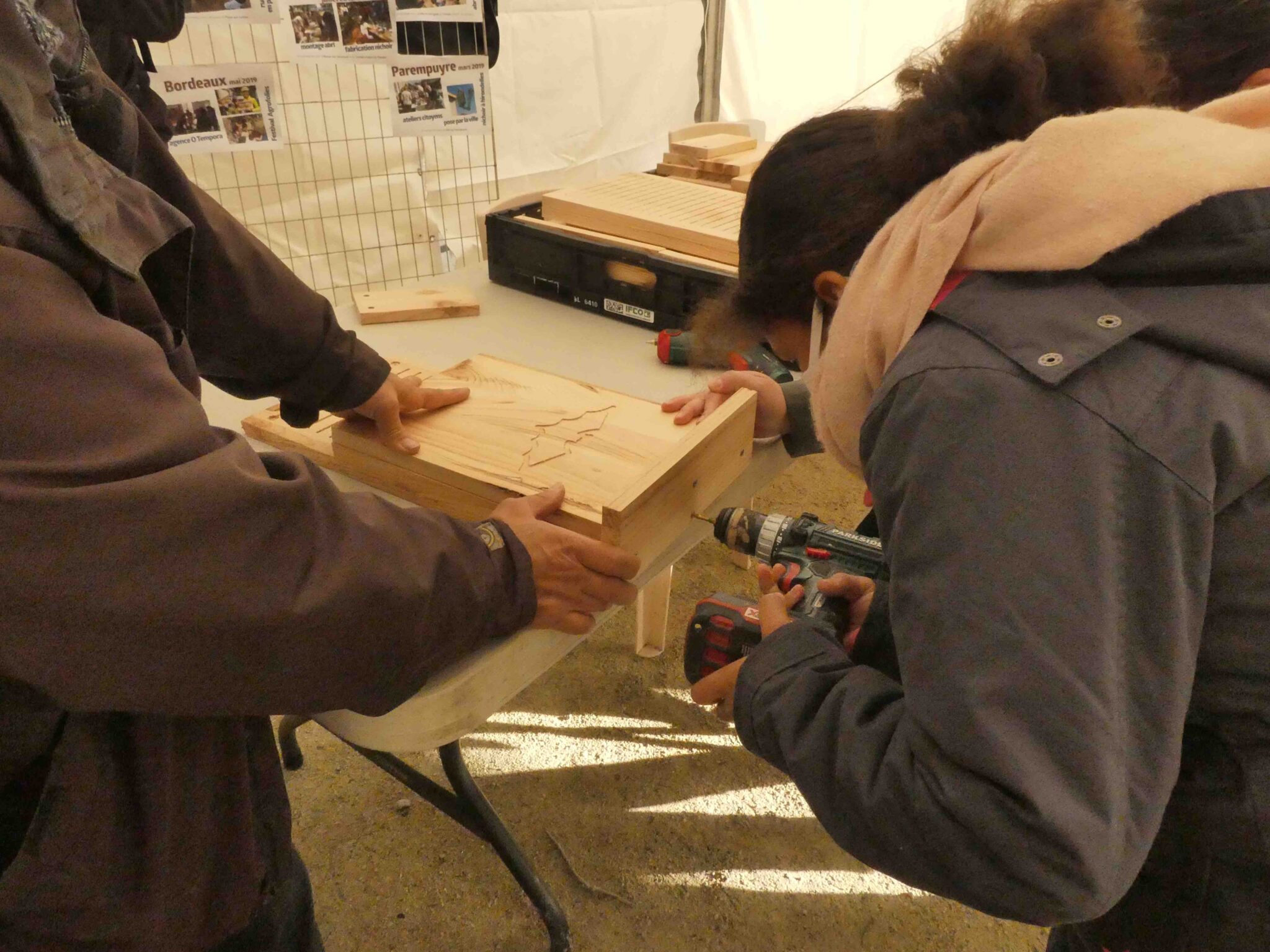 Les participants construisent eux-mêmes l’abri et repartent avec afin d’aider les chauves-souris vivant à proximité de leur maison à trouver un gîte. Bien qu’elles nichent tout près des habitations humaines, aucun danger : ces mangeuses de moustiques n’accrochent pas les cheveux !