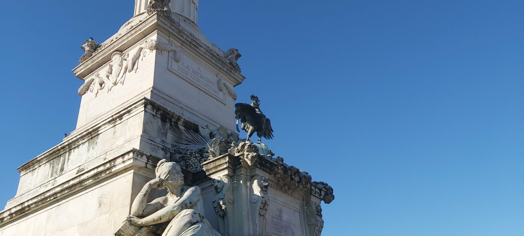 Si le coq renvoie depuis l’époque romaine aux populations qui vivaient de l’autre côté des Alpes, ce sont les révolutionnaires qui en font un symbole de la toute nouvelle nation française en 1789, d’où sa présence sur le monument aux Girondins.