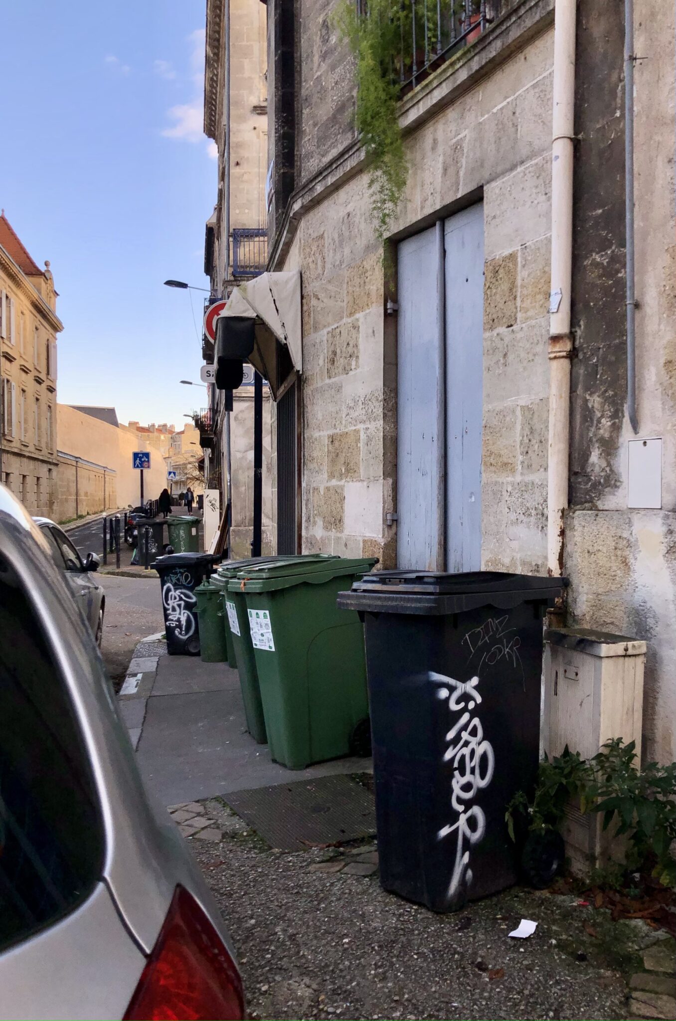 Les poubelles, qui devraient être rentrées la plupart du temps, font l’objet de fortes négligences dans l’espace public. L’accessibilité de la ville passe alors également par la sensibilisation des habitant·es, afin d’éviter certains encombrements.