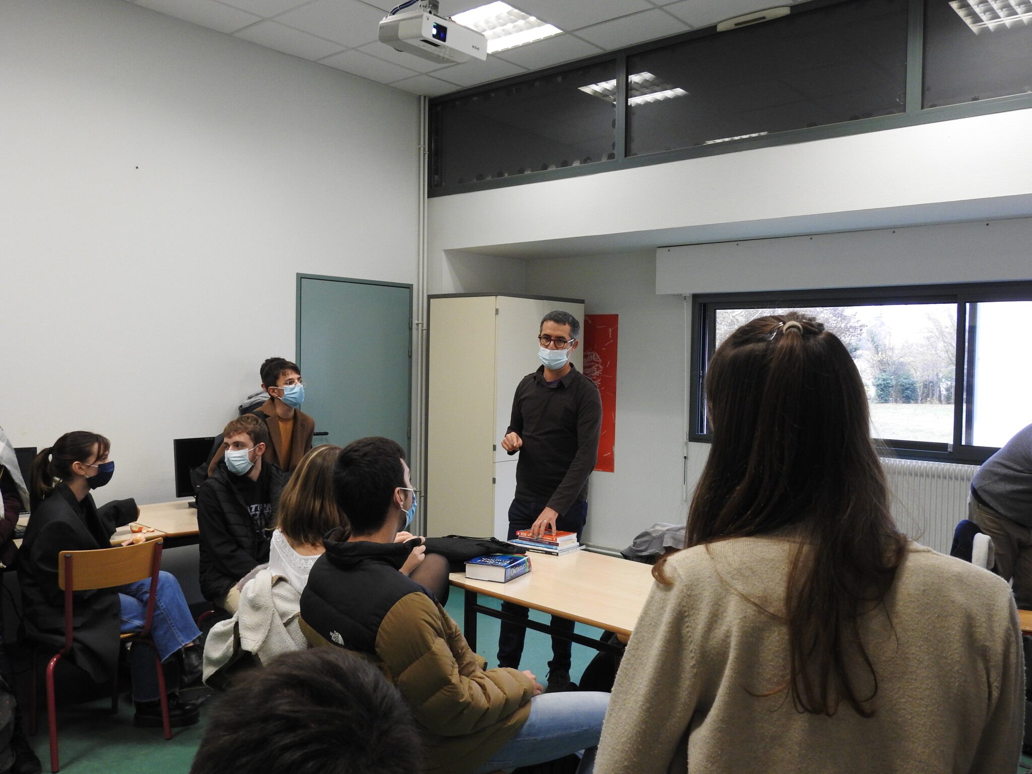 Il enseigne la géographie aux classes préparatoires dans le lycée Camille Guérin à Poitiers. Ici, il anime un TD avec une classe de  première année de prépas littéraire.