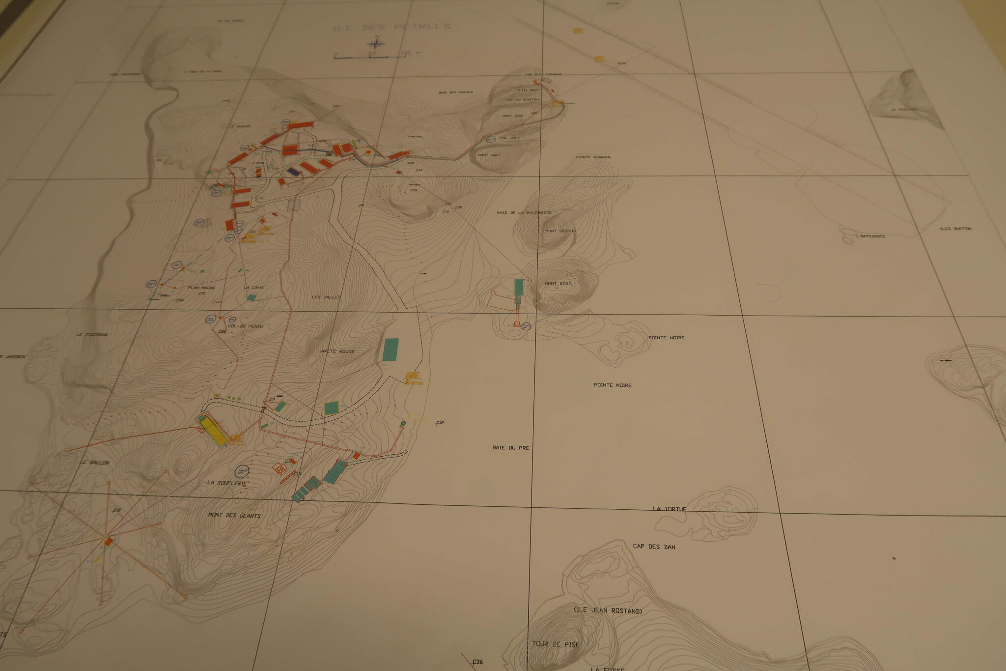 La station Dumont-d’Urville est l’autre station française en Antarctique. Elle a été construite sur l’île des Pétrels en terre Adélie et a ouvert en 1956. C'est ici qu’arrive le navire brise-glace « l’Astrolabe » qui ravitaille les stations antarctiques françaises. Un convoi appelé le « raid » ravitaille la seconde station, Concordia, depuis les côtes du continent blanc.