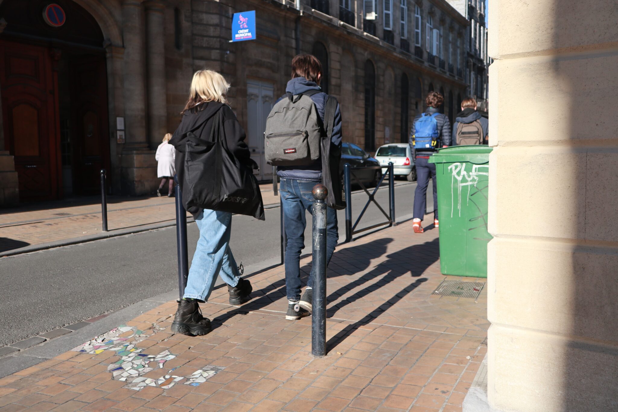 Rue du Mirail à Bordeaux, le trottoir est pavé, mais abîmé : pour le réparer, il a été orné de mosaïques. Visibles dans d’autres villes, comme Lyon par exemple, ces tessons servent à embellir et mettre en lumière l’espace public dégradé. L’artiste lyonnais Ememem a fait de cet art son cheval de bataille, qu’il nomme le flacking.