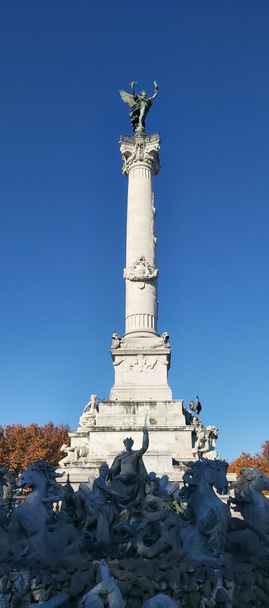 Le monument aux Girondins, qui surplombe la place des Quinconces à Bordeaux, rend hommage aux députés dits “girondins”. Un groupe politique puissant dans les premières années de la révolution française avant d’être, pour une large part, poursuivi et éliminé pendant la Terreur.