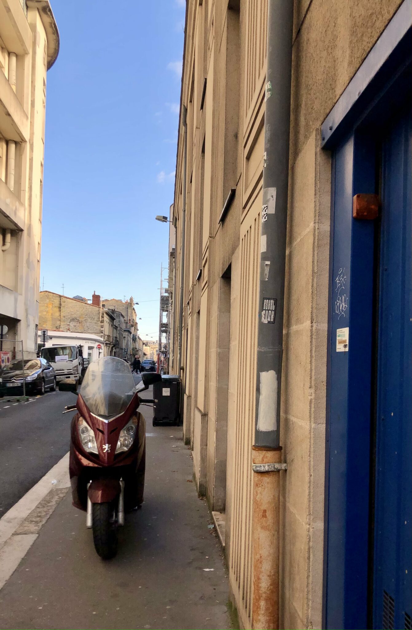 Bien que le stationnement des deux-roues motorisés soit interdit sur le trottoir, et que des aires de stationnement leur soient dédiées, cette pratique reste fréquente en ville. Concernant les trottinettes ou scooter libre service, la ville prévoit de déployer les zones de stationnement afin de désencombrer l’espace public.