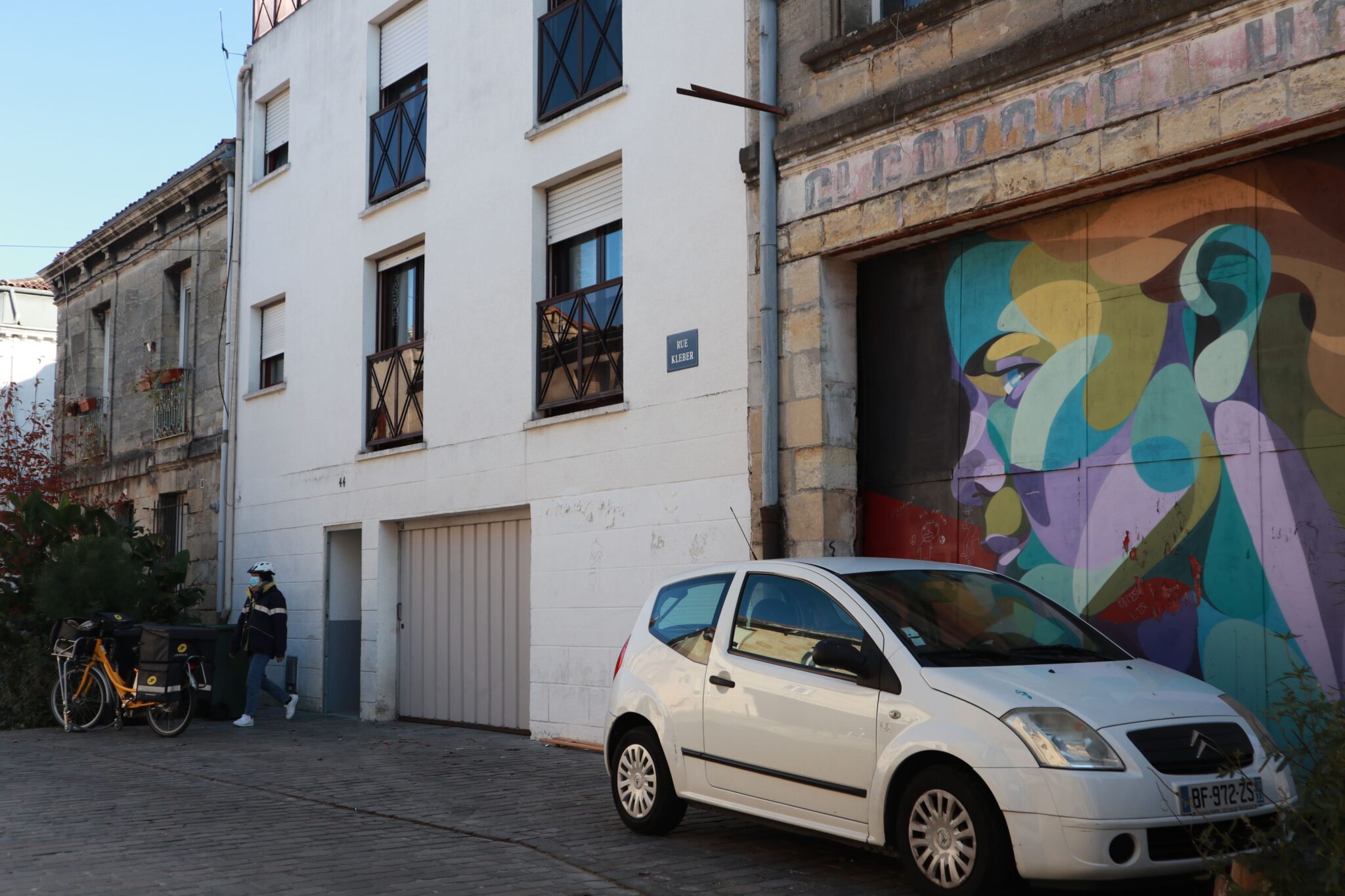 Alber, artiste girondin, expose ses grands aplats colorés sur les portes de garages ou les rideaux de fermeture des magasins de Bordeaux. Se considérant avant tout graffeur, il se passionne pour le graffiti à 15 ans pour le plaisir de peindre et l’ivresse de la liberté.