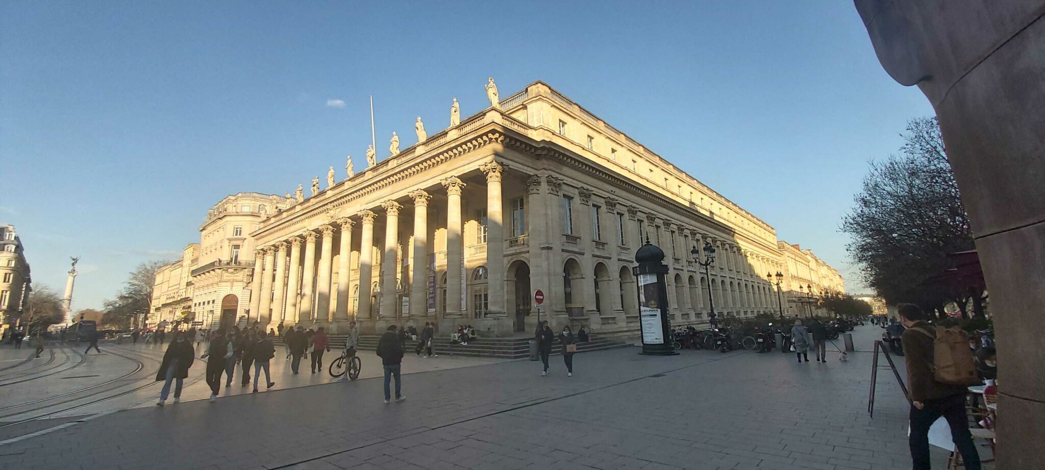 Après la défaite de la France en 1870, le pouvoir législatif fuit Paris et se réfugie à Bordeaux. Le Grand Théâtre de Bordeaux, ici, deviendra provisoirement l'Assemblée Nationale, avant de reprendre sa vocation culturelle fin 1871.