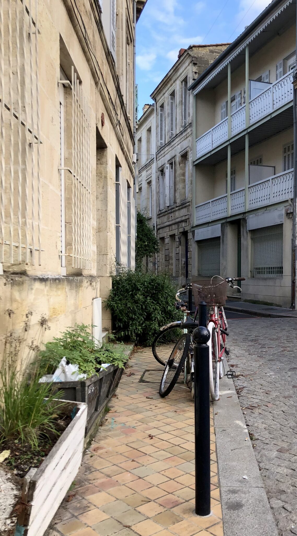 L’encouragement de l’utilisation des vélos en ville amène de plus en plus de personnes à abandonner les moyens de transports motorisés pour monter en selle. Le manque de dispositifs de stationnement devient alors un problème majeur, non seulement pour les cyclistes mais aussi pour les piétons.