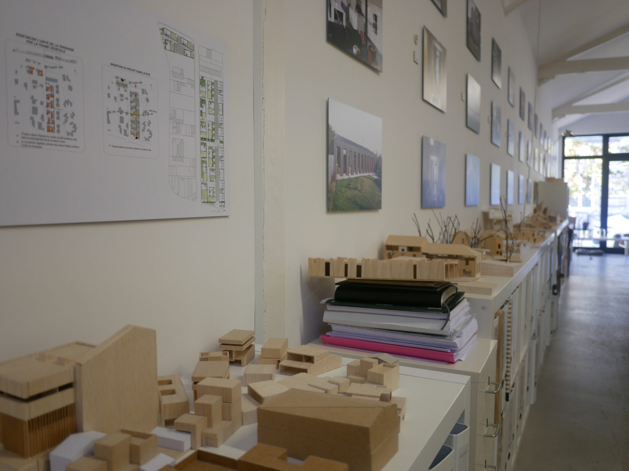 L’atelier d’architecture Brachard de Tourdonnet coordonne plusieurs projets de maisons individuelles en Gironde, représentées ici parmi ces nombreuses maquettes.