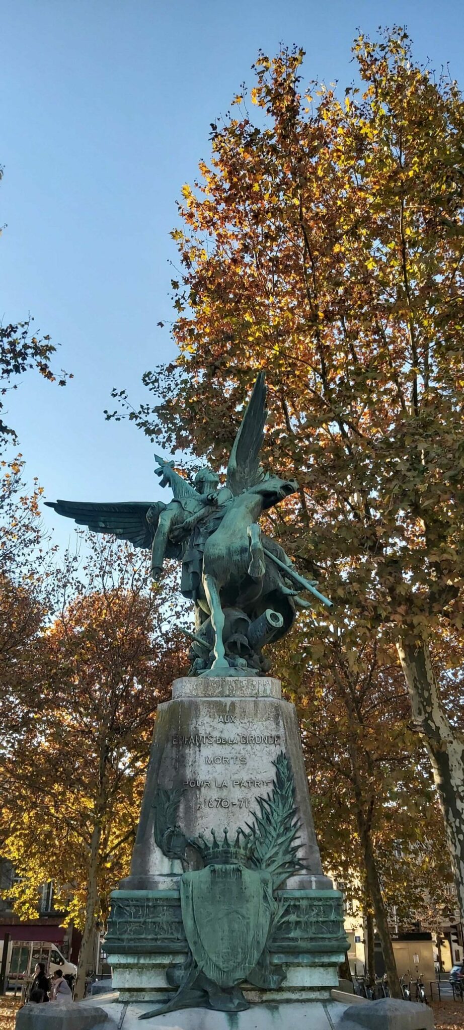 Sur la place de la République, un monument rend hommage aux enfants de la Gironde morts pendant la guerre de 1870 contre l’empire prussien.