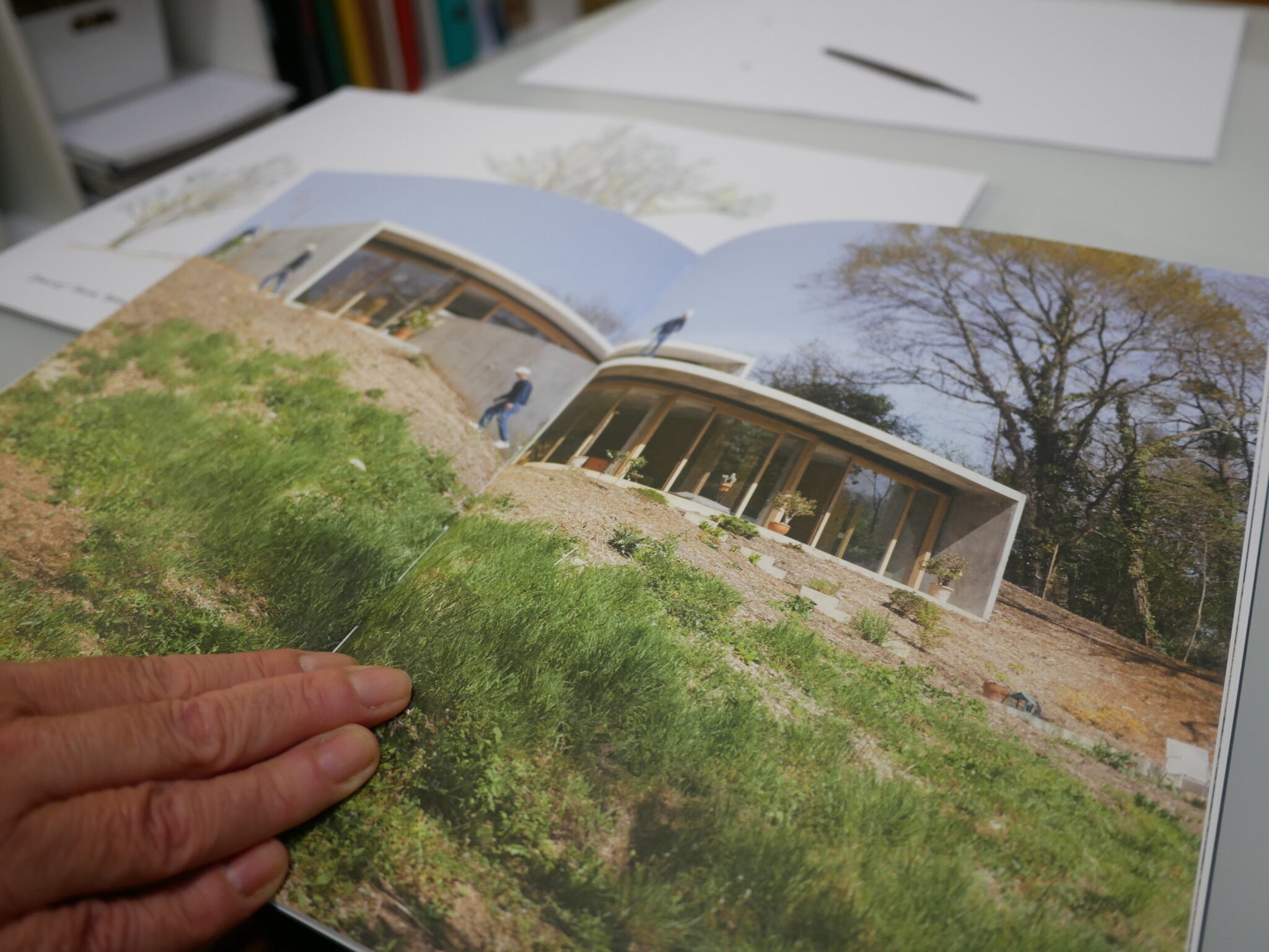 Quelques maisons individuelles sont présentées dans la monographie du cabinet d’architecte intitulée « Maisons ». Cet ouvrage permet à l’atelier de montrer les coulisses de leur travail pendant l’élaboration d’une dizaine de projets de construction.