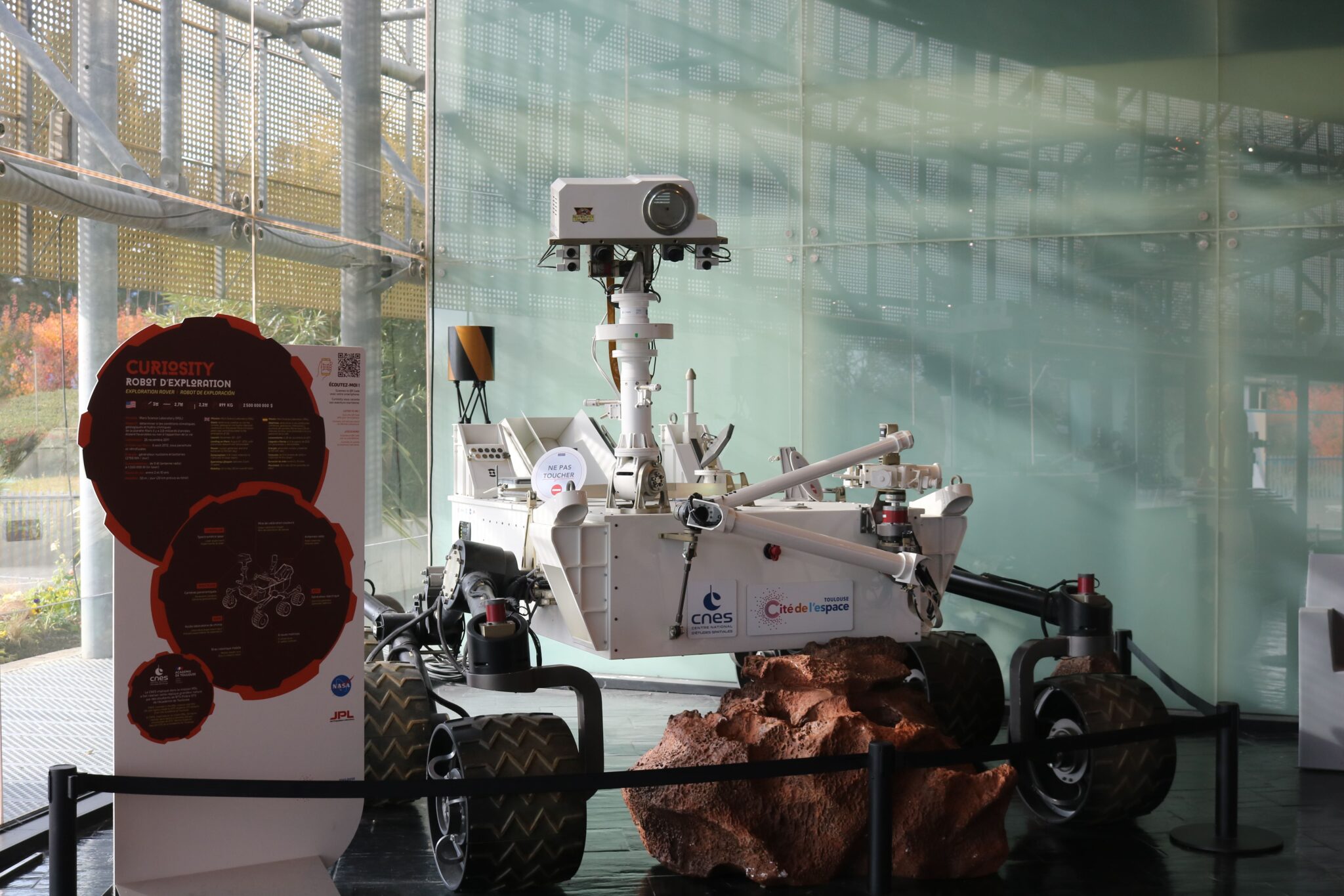 De nombreux rovers, tels que Perseverance ou Curiosity (photo), ont été envoyés sur Mars dans le cadre de missions spatiales. En attendant de pouvoir envoyer des spationautes sur la planète, ces robots sont chargés d’étudier les caractéristiques du sol martien et de transmettre des données aux équipes de scientifiques sur Terre.