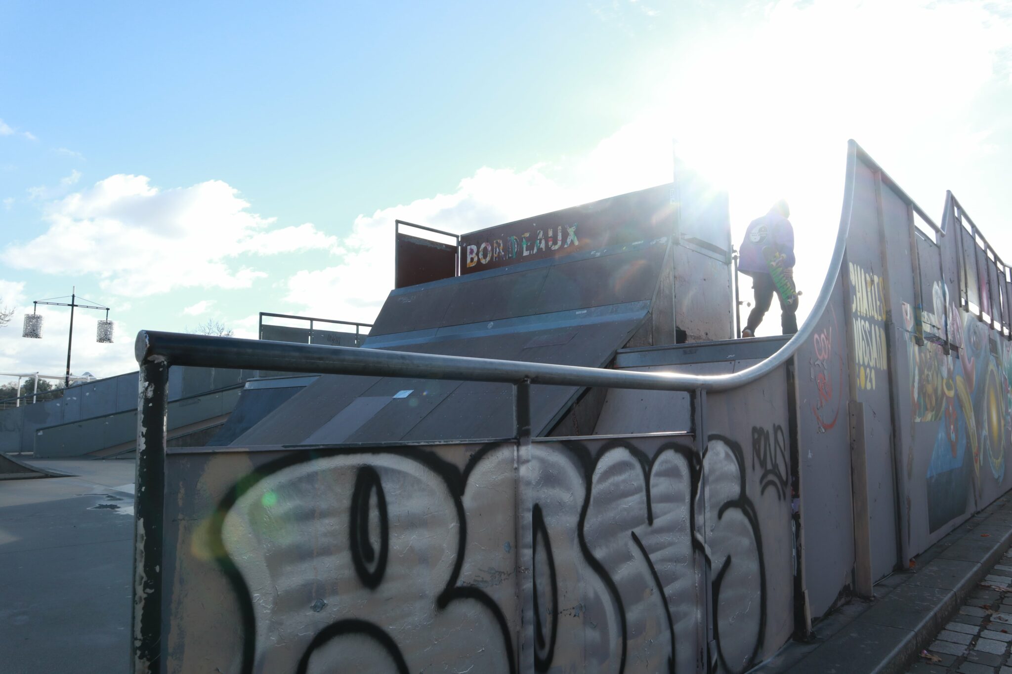Au quartier des chartrons de Bordeaux, des adeptes des sports de glisse se réunissent au skatepark décoré de tags et de peinture murale. Lieu de rencontre, l’art urbain et le skateboard ont en commun la réappropriation de l’espace public, l’insurrection et la liberté d’expression, d’après le spécialiste David A. Ensminger, dans son ouvrage “Visual Vitriol : The Street Art and Subcutures of the Punk and Hardcore Generation”.