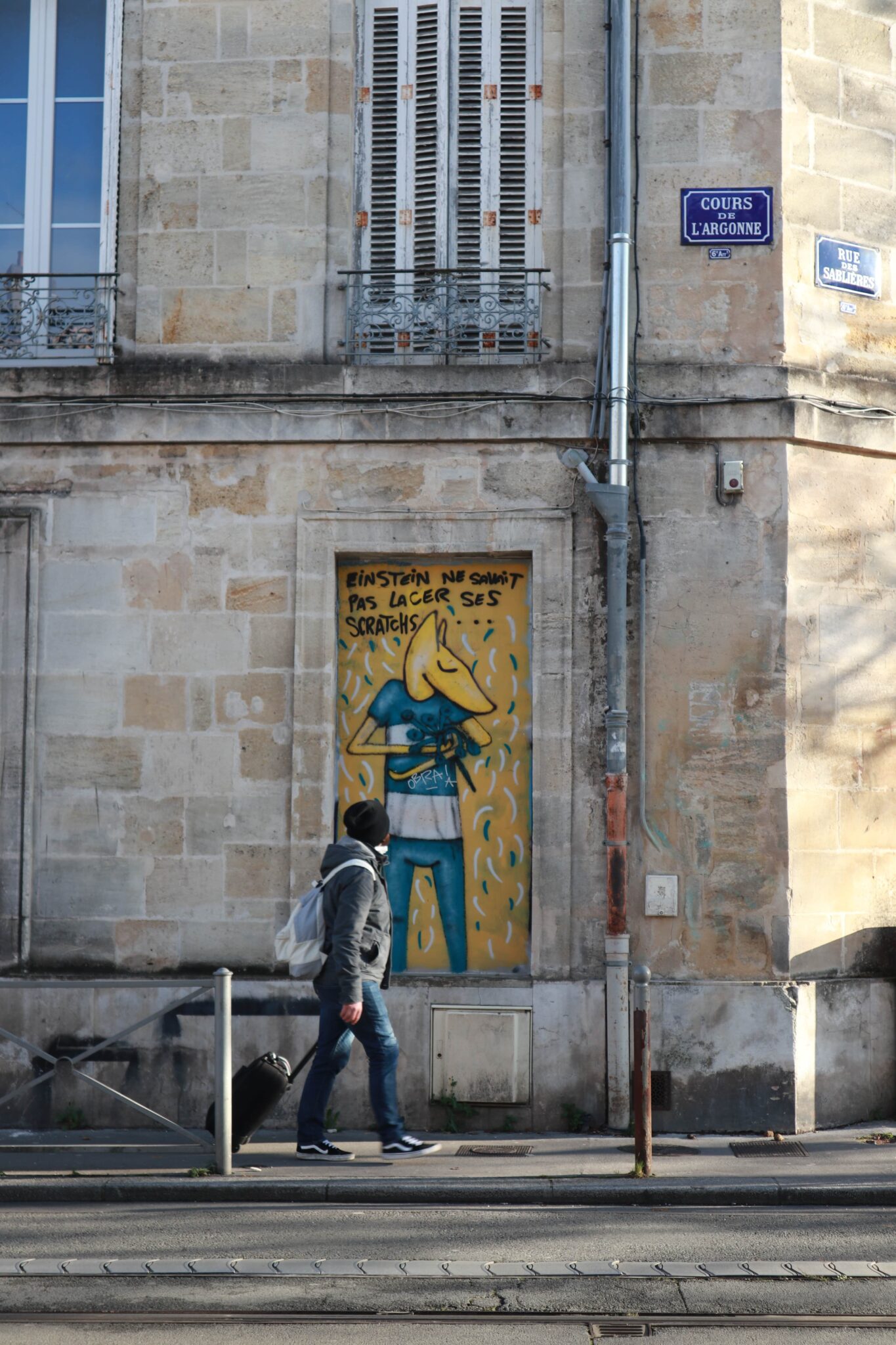 Entre la gare et la victoire, les peintures de David Selor font vivre le personnage de l’artiste. Baptisé “Mimil”, celui-ci délivre des messages implicites, entre humour et légèreté. En 2013, l’artiste est allé faire un service volontaire européen au Portugal dans un centre qui accueillait des personnes autistes. Mimil serait né de cette rencontre.