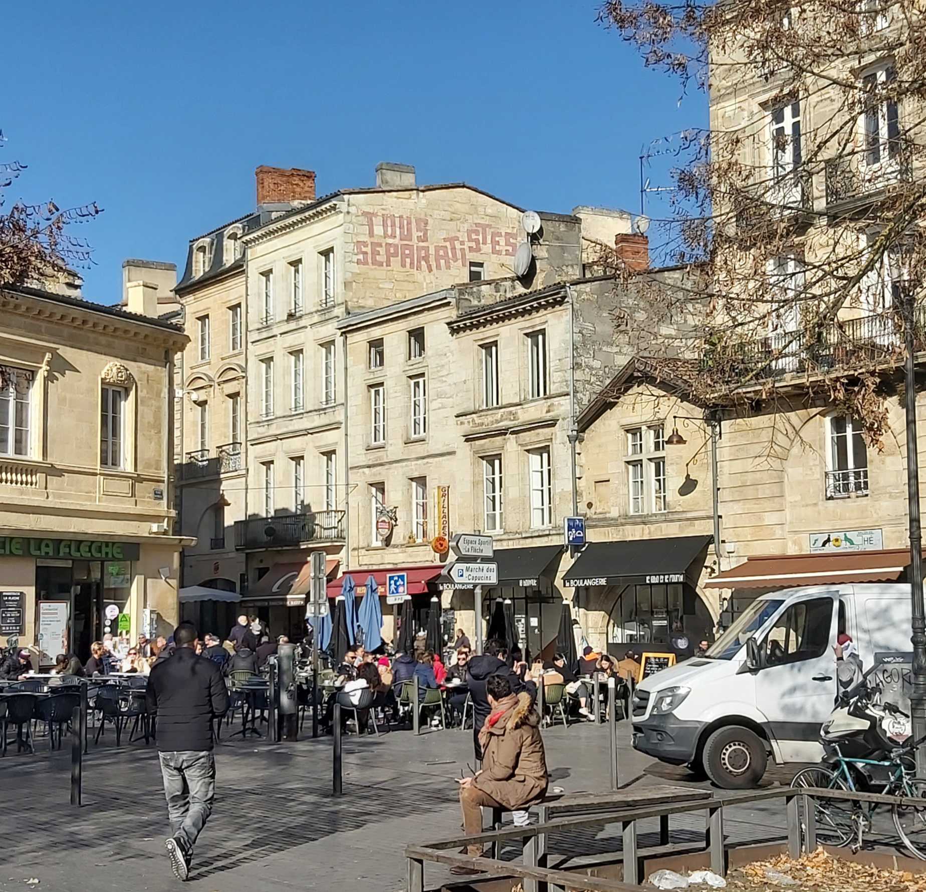 Sur les murs, en hauteur, de la place Saint-Michel, le graffiti “tous séparatistes”, expression renvoyant aux critiques de l'universalisme républicain en France.