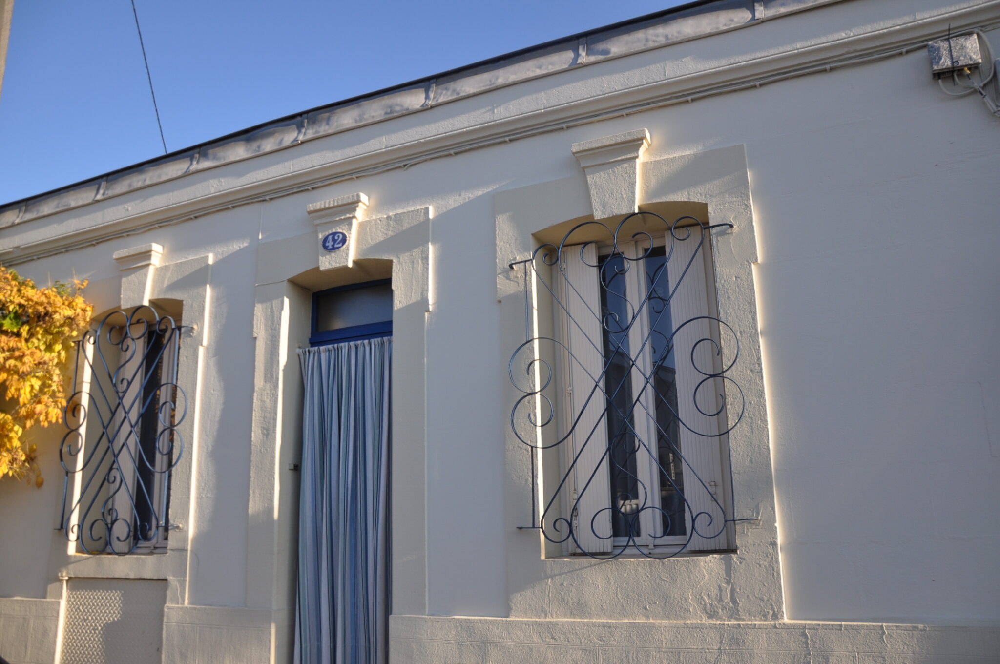 L’architecture des maisons individuelles a évolué au fil du temps. Cette échoppe double est une maison typiquement bordelaise de la fin du 19e siècle. Ce type de maison se caractérise par le fait de posséder une porte encadrée de deux fenêtres.