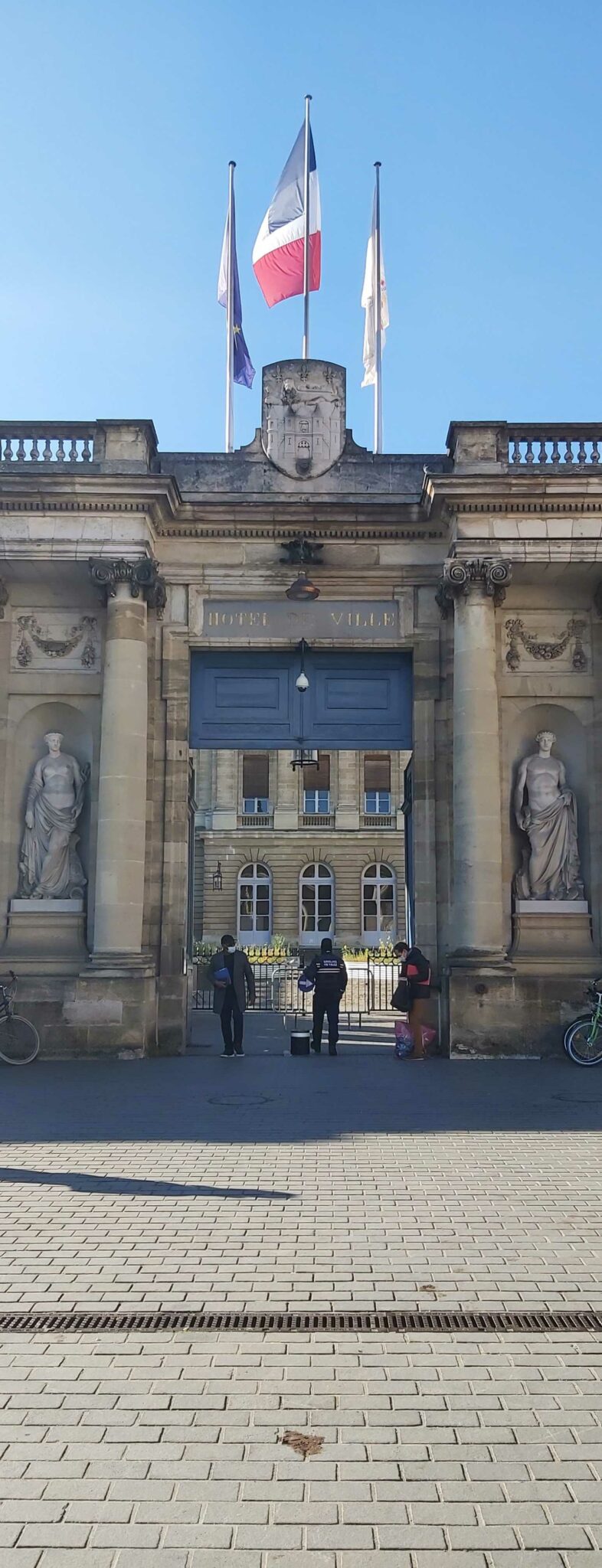 L’Hôtel de ville de Bordeaux, place Pey Berland, est surplombé de trois drapeaux : celui de l’Union européenne, de la République française et de la région Nouvelle Aquitaine.