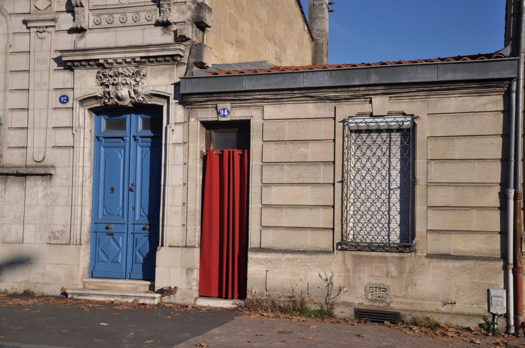 Cette maison est une échoppe simple : il n’y a qu’une fenêtre à côté de la porte. A l’origine, les échoppes sont constituées d’une pièce noire donnant accès sur d’autres pièces et une terrasse.