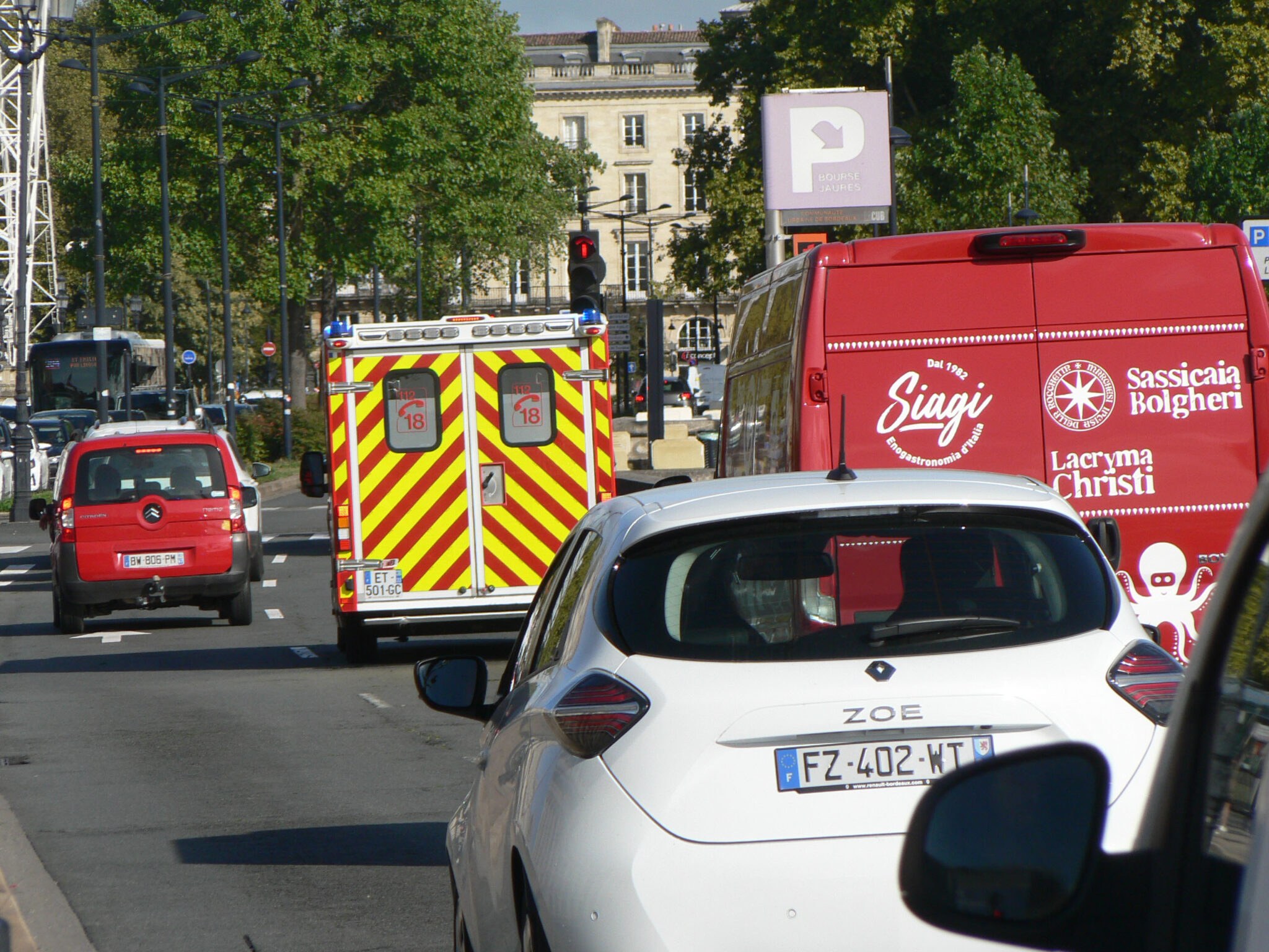 Cacophonie. Pouvez-vous entendre cette photo ? L’agitation d’une avenue et les nombreux bruits de la circulation sont une source d’anxiété assez commune, que l’on soit au volant ou sur le trottoir.