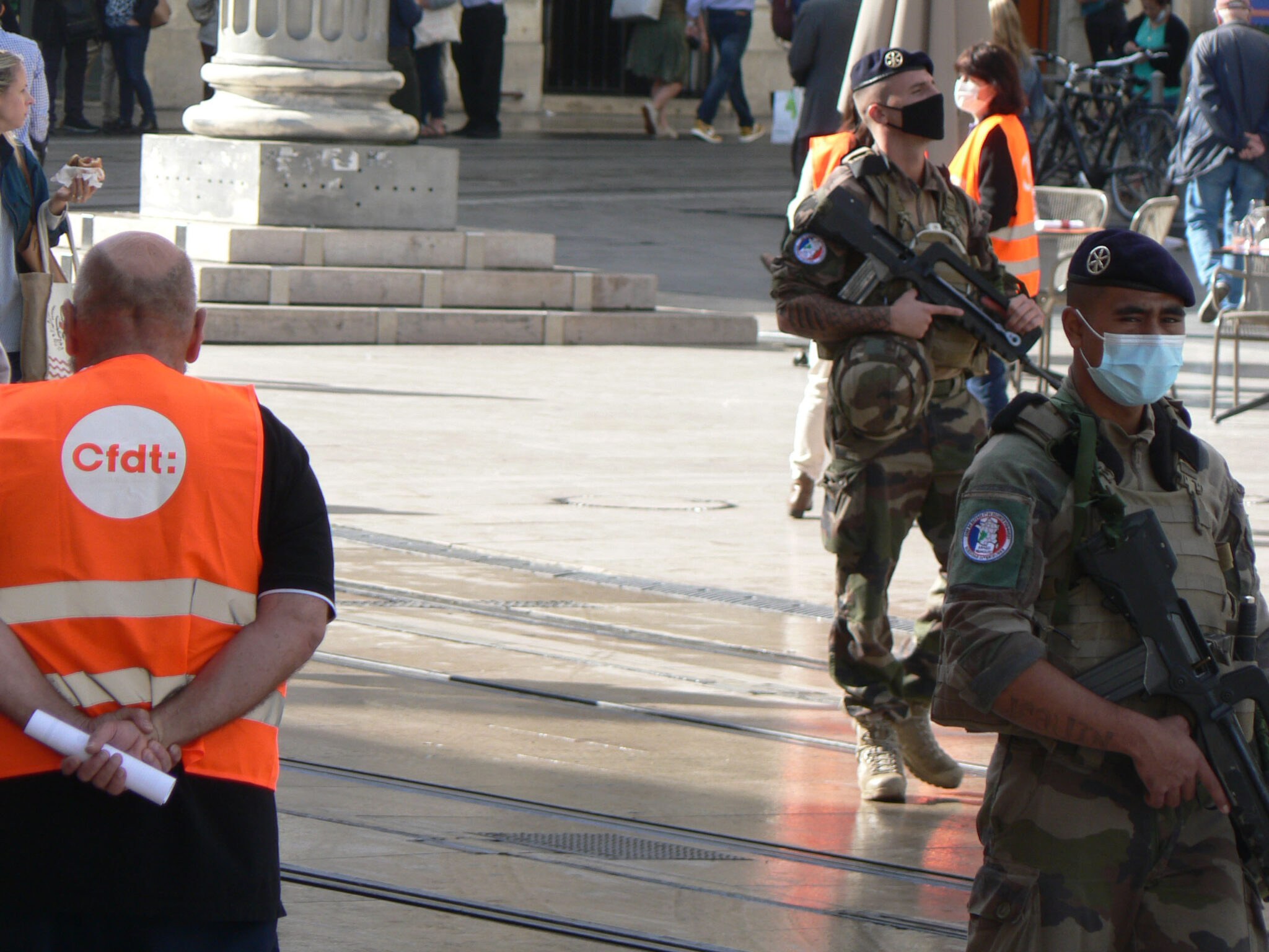 Invasion. Dans la masse informe peuplant la rue, certains se démarquent par un uniforme ou des couleurs criardes. Eux sont là pour surveiller, pour aborder, pour interagir avec les passants. La bulle de solitude rassurante créée pour ignorer la foule se fragilise alors.