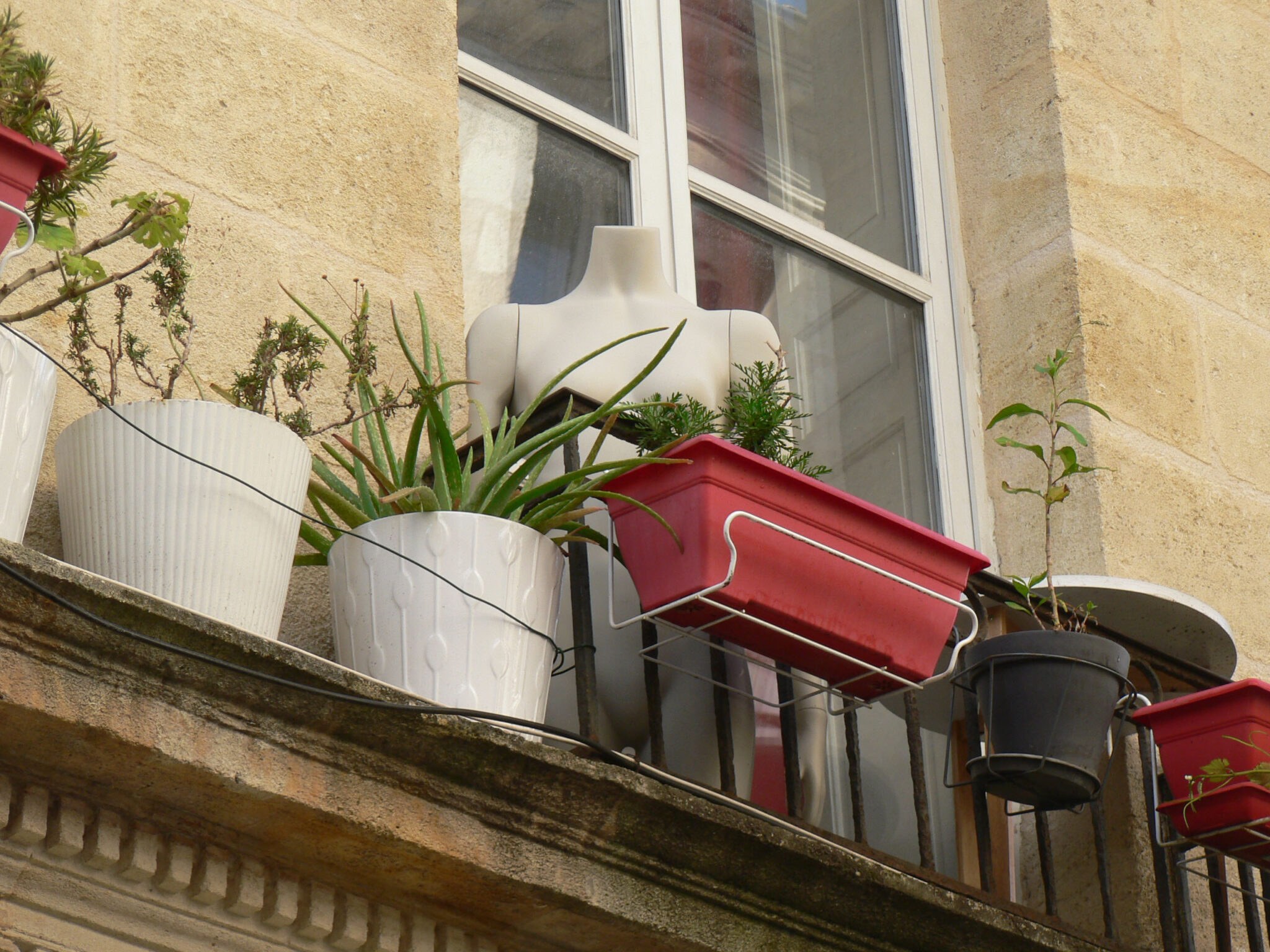 Angoisse. Levez la tête, regardez autour de vous. La ville a des yeux partout. Chaque personne, chaque balcon, chaque fenêtre peut être source d’oppression.