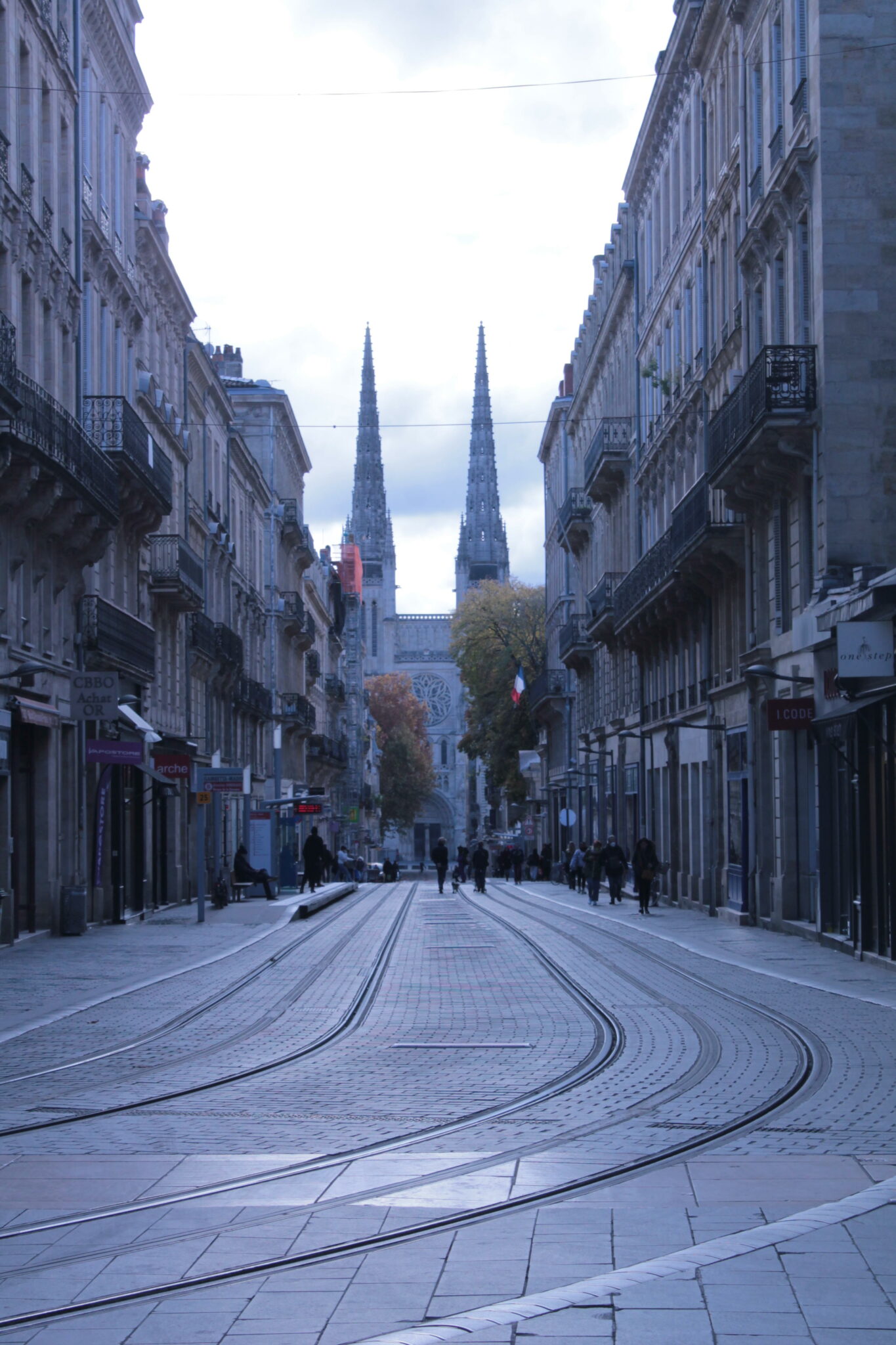 Mardi 7 décembre 2021, 10h30. A l’approche des fêtes de fin d’année, en plein centre de Bordeaux, le quartier Gambetta n’en reste pas moins quasi-désert. Seuls quelques badauds attendent patiemment le tramway.