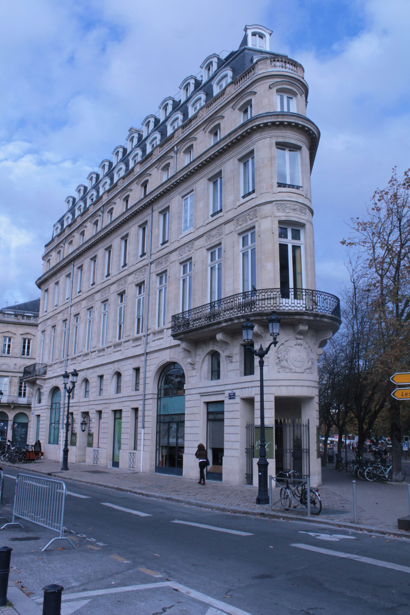 Place des Quinconces, l’un des plus importants points de transit de la métropole. Les tramways et les bus ne désemplissent pas. Pourtant, à deux pas de là, les immeubles comme les rues semblent ternes, dépourvus de vie.