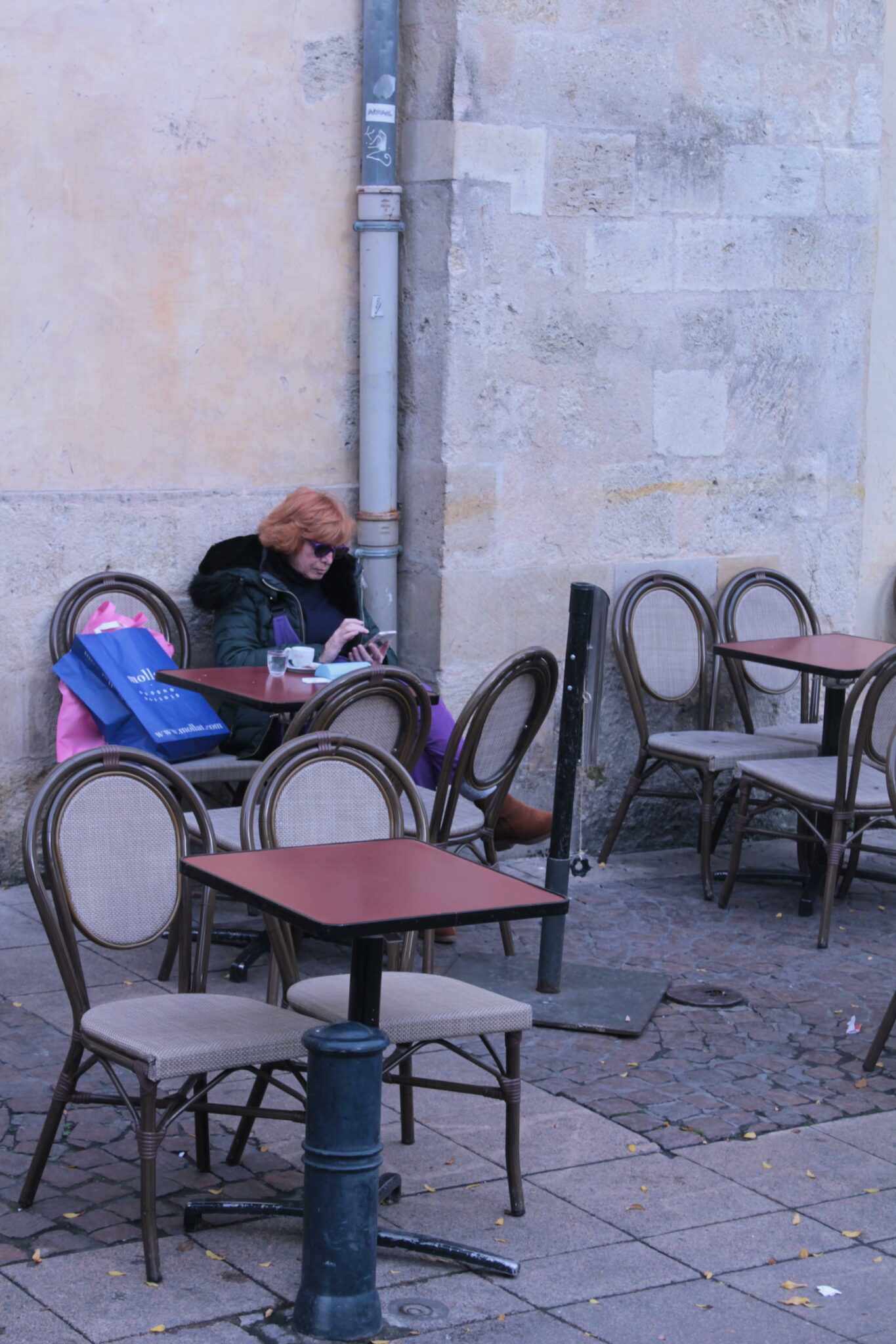 Place Camille Julian, la solitude se ressent. Ordinairement peuplée avec ses nombreux restaurants, seule une promeneuse s’est arrêtée, à la recherche d’une boisson chaude pour profiter d’une pause devant son écran de téléphone.
