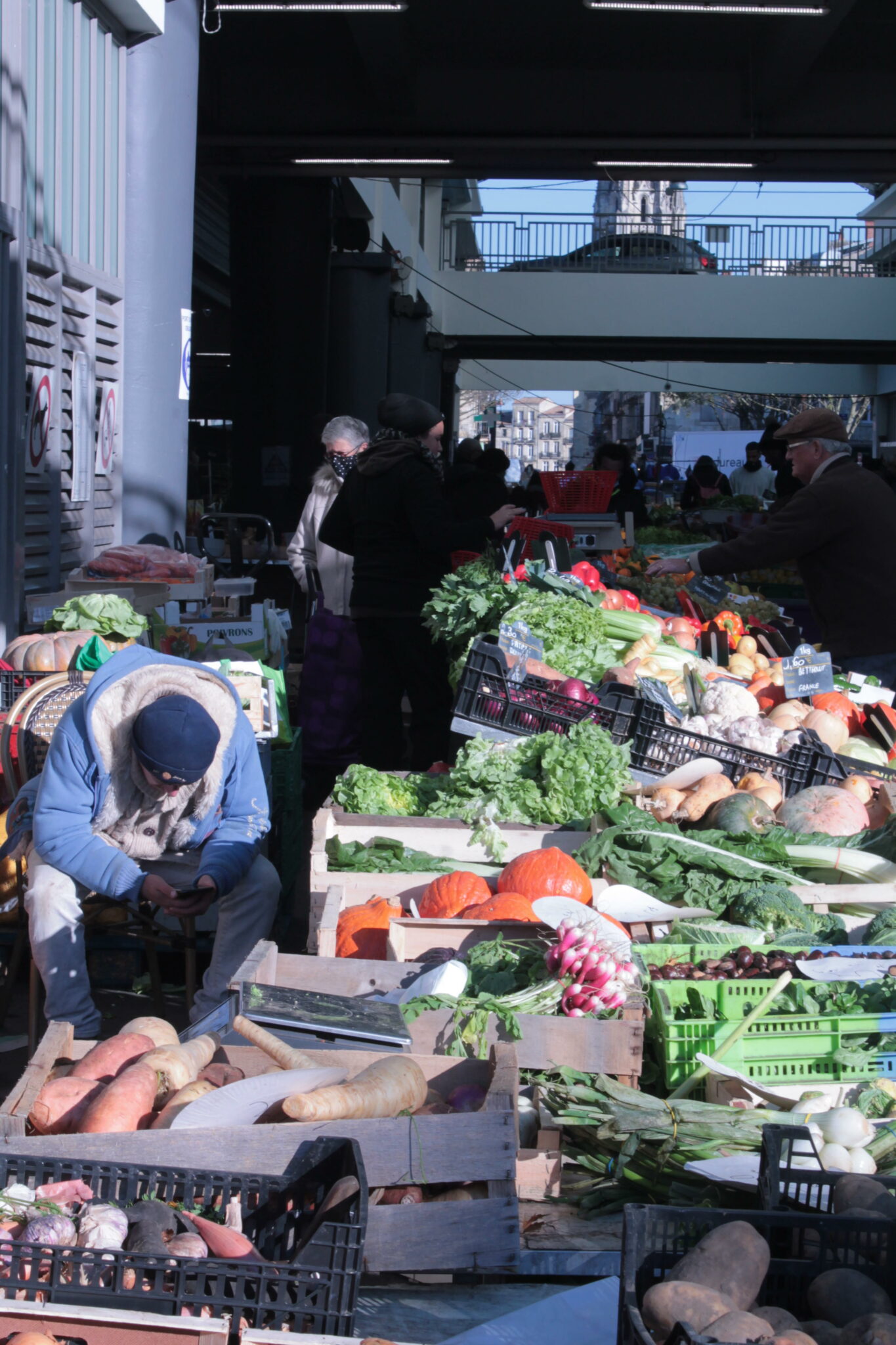 Le lendemain, mercredi 8 décembre, à la même heure. Dans les halls du marché des Capucins, c’est l’effervescence. A la recherche de bonnes affaires, de nombreuses personnes affluent devant les étals débordants de fruits et de légumes, aussi bien locaux qu’exotiques.