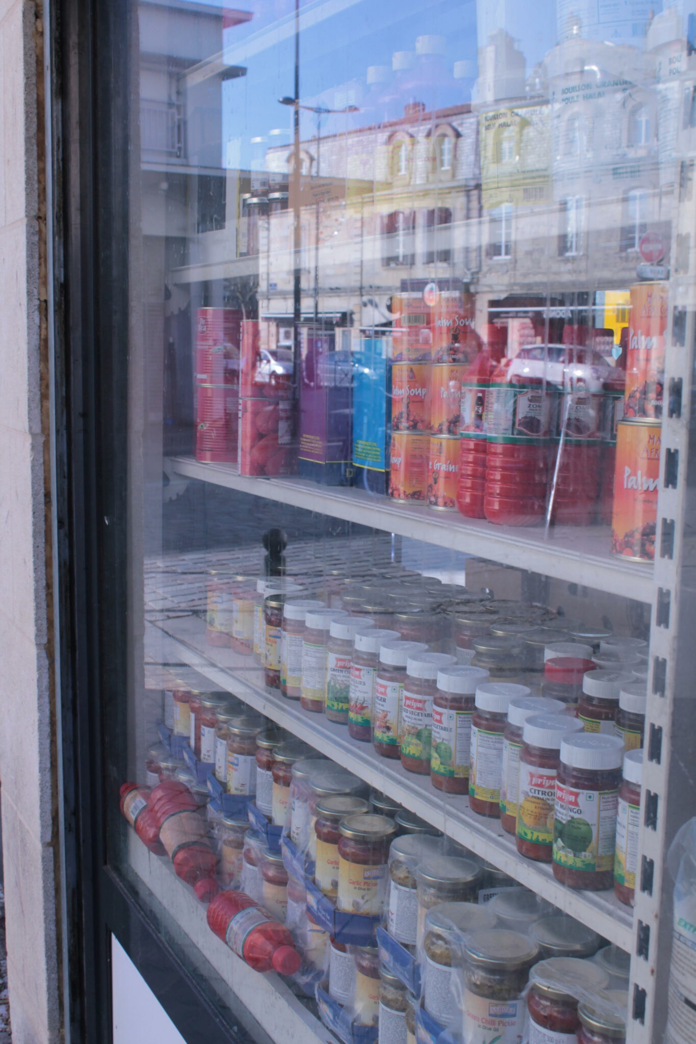 Dans les vitrines des boutiques alentour, on trouve exclusivement des produits alimentaires d’ici et d’ailleurs. L’objectif essentiel dans ce quartier, nourrir la population locale.