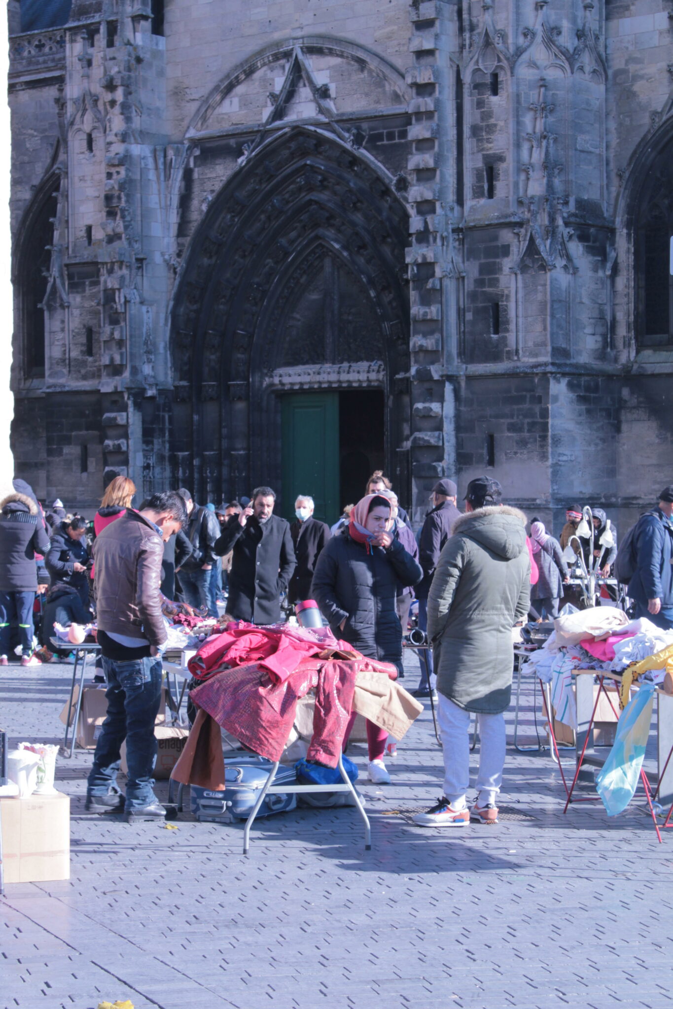 Un peu plus loin, sur la place St-Michel, la foule se presse et scrute les marchandises présentées sur les différents stands. Tissus, vaisselle, meubles, ustensiles du quotidien, la brocante est le lieu idéal pour dénicher des objets à un prix défiant toute concurrence.
