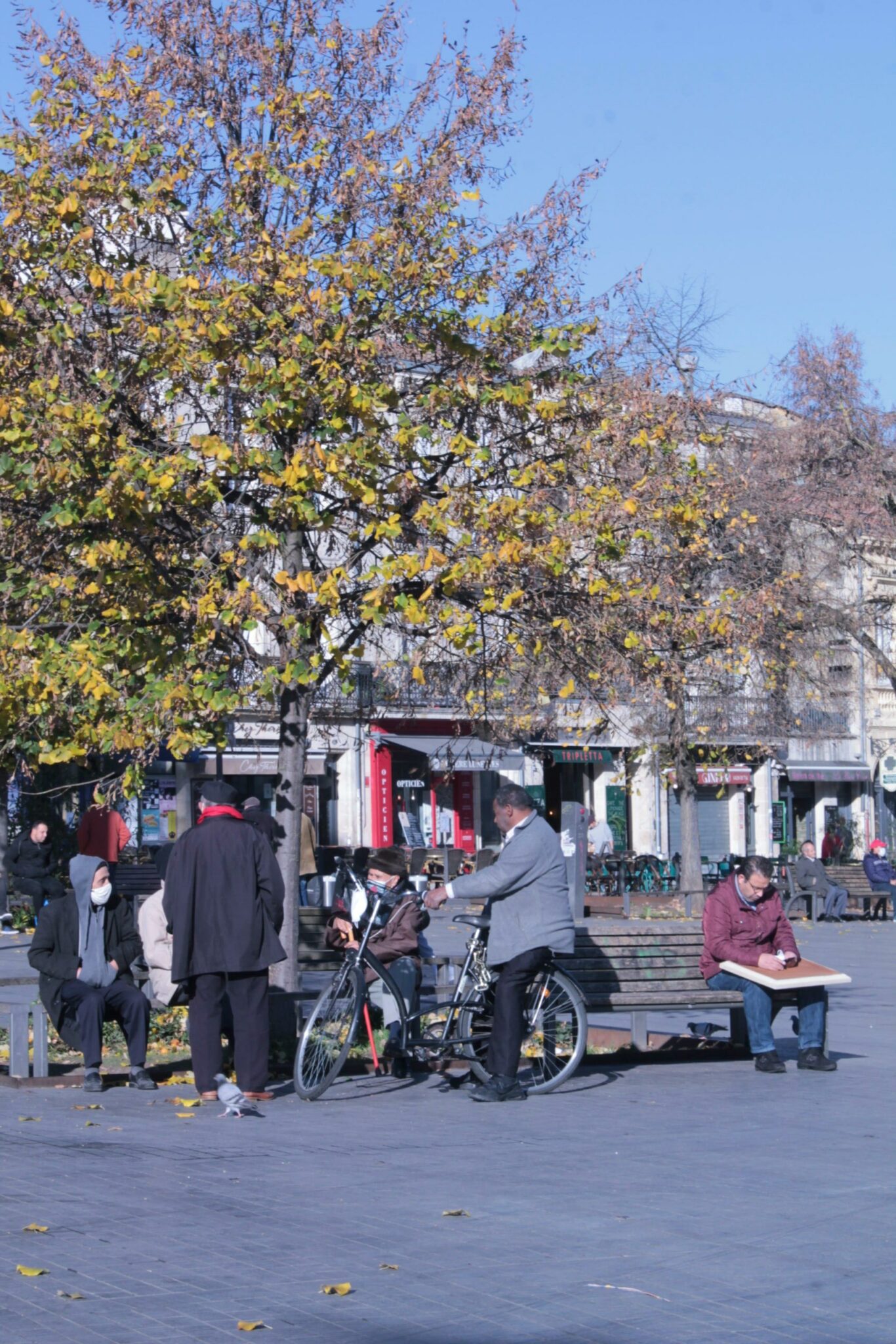 En face de la brocante, les bancs publics sont aussi occupés que les terrasses. Lieu de rencontre et de convivialité, les habitants du quartier vaquent de groupes en groupes, se saluant les uns les autres.