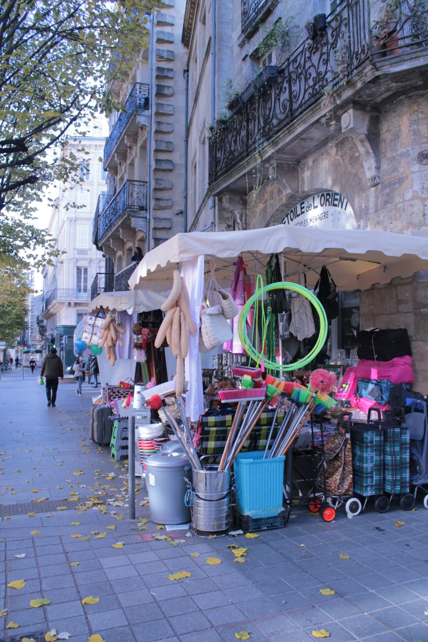 En débouchant sur le cours Victor Hugo, l’ambiance reste la même. Les magasins sont à l’image des marchés et de la brocante du quartier. Colorés, remplis de divers objets essentiels, et toujours à bas prix.