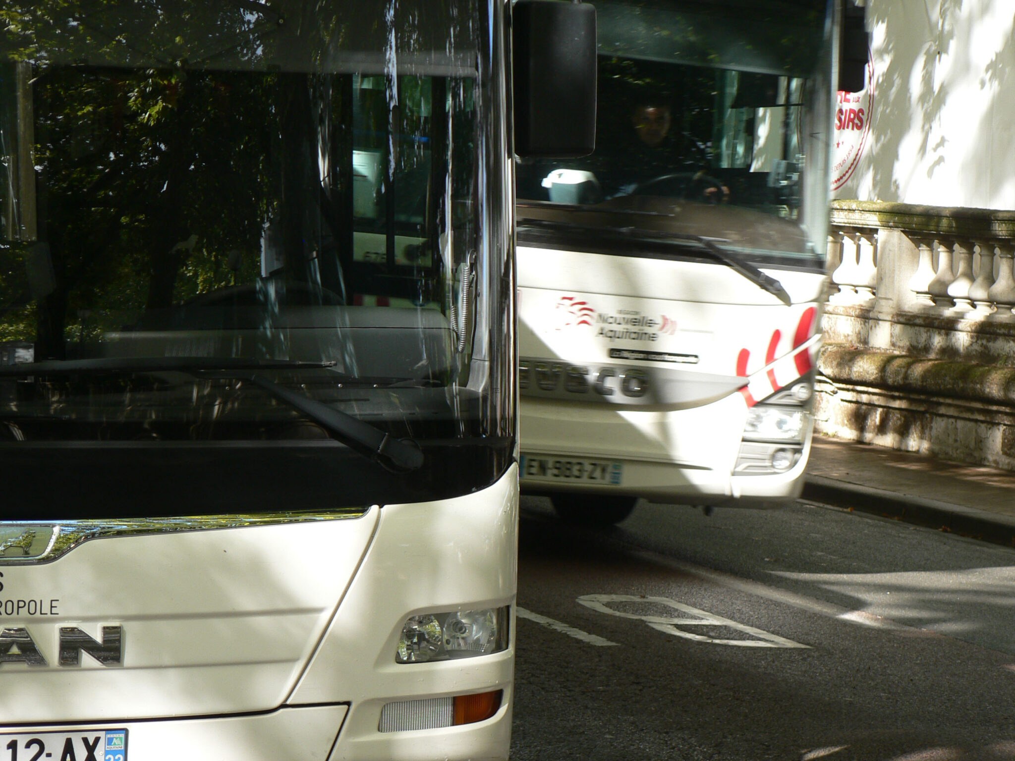 Danger. Un passage piéton, un bus qui bloque la vue… Le danger est caché par une masse de tôle encombrante. Un instant de distraction, un faux pas, peut être fatal. Faire attention peut ne pas suffire à apaiser cette sensation de danger imminent.